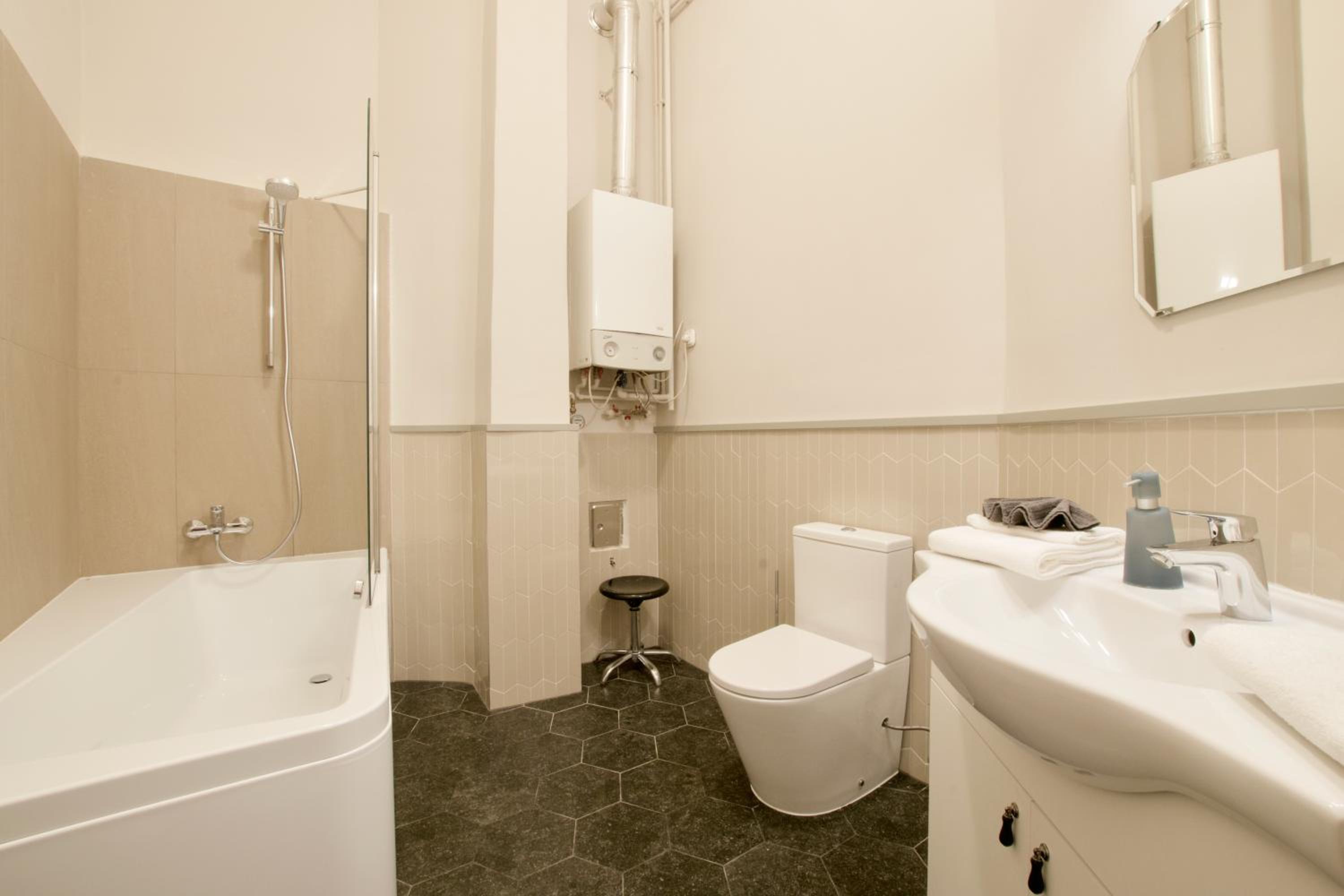 Standard Apartment by Hi5 - Kecskemeti street suite view 3