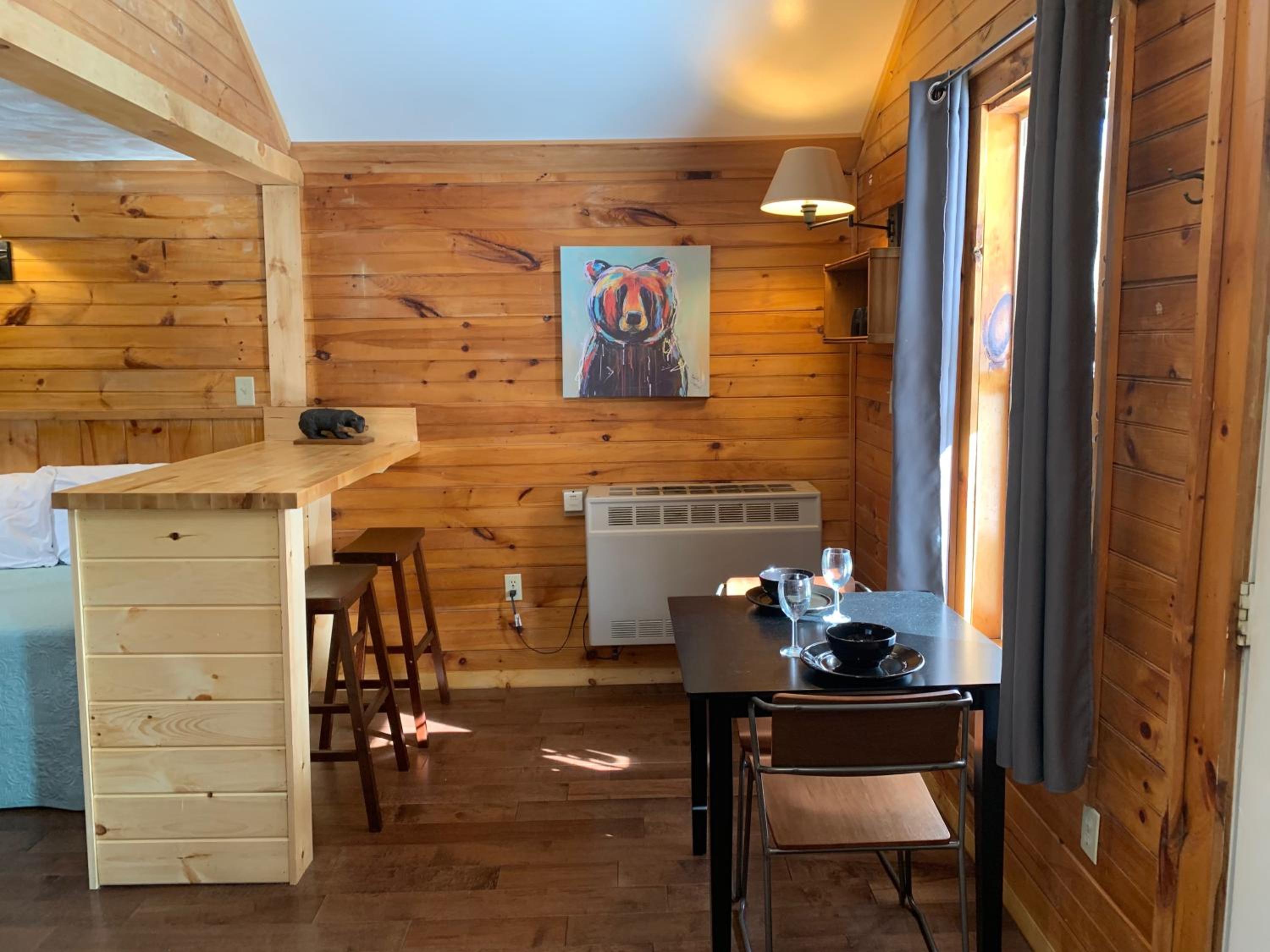 Pine Crest Motel & Cabins