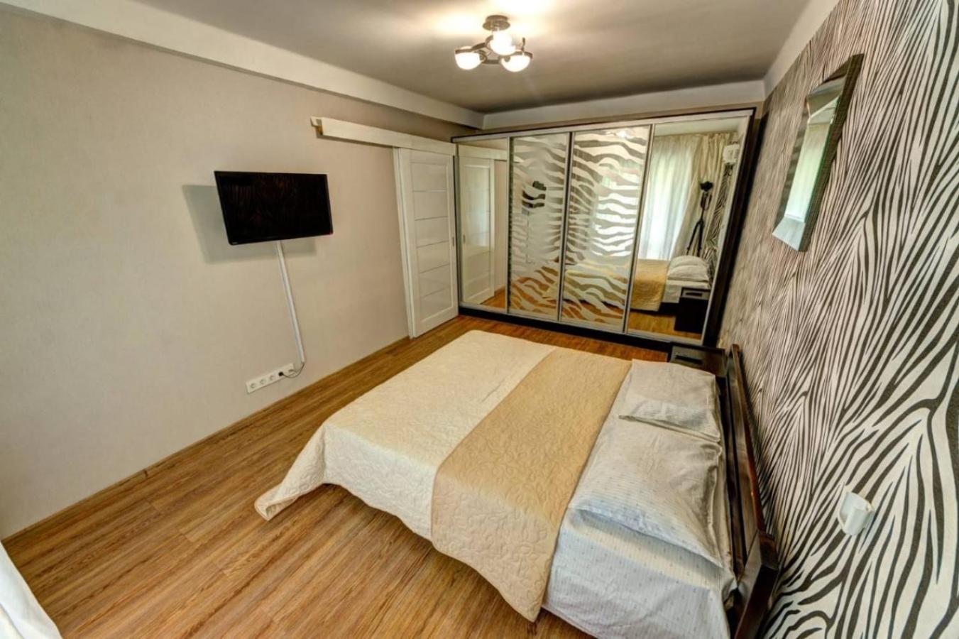 Excellent apartment Druzhby Narodov boulevard 3a. Lybedskaya metro station view 2