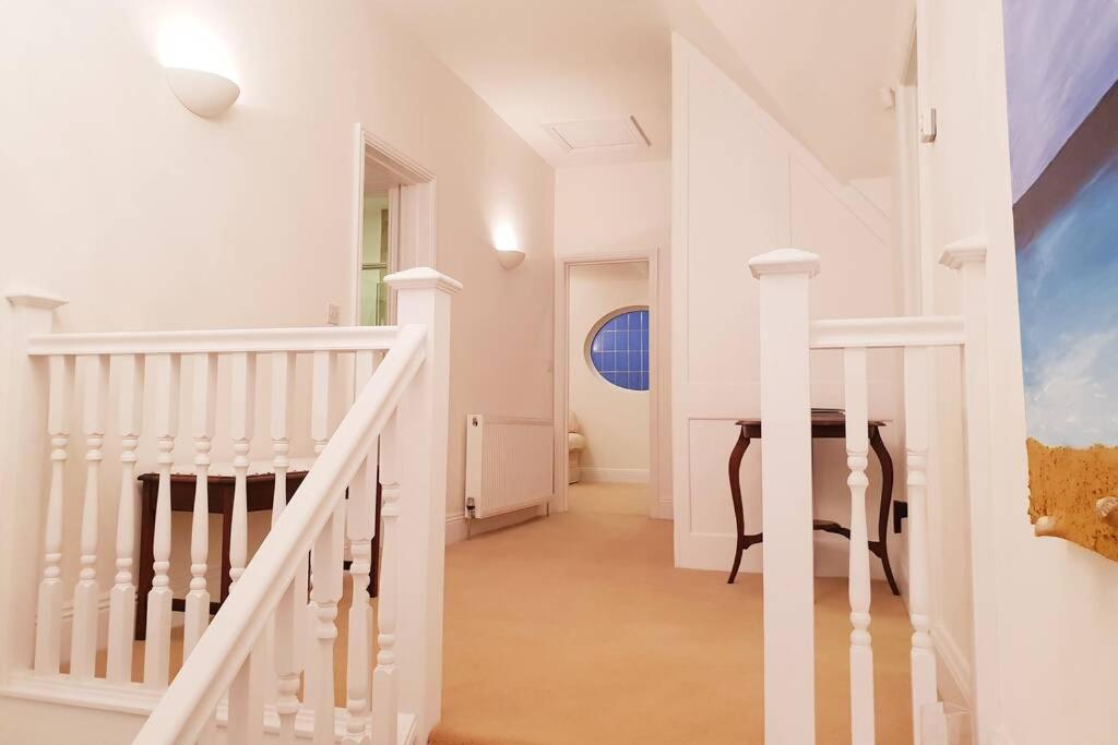Large 2 ensuite bedroom flat with lovely views view 4