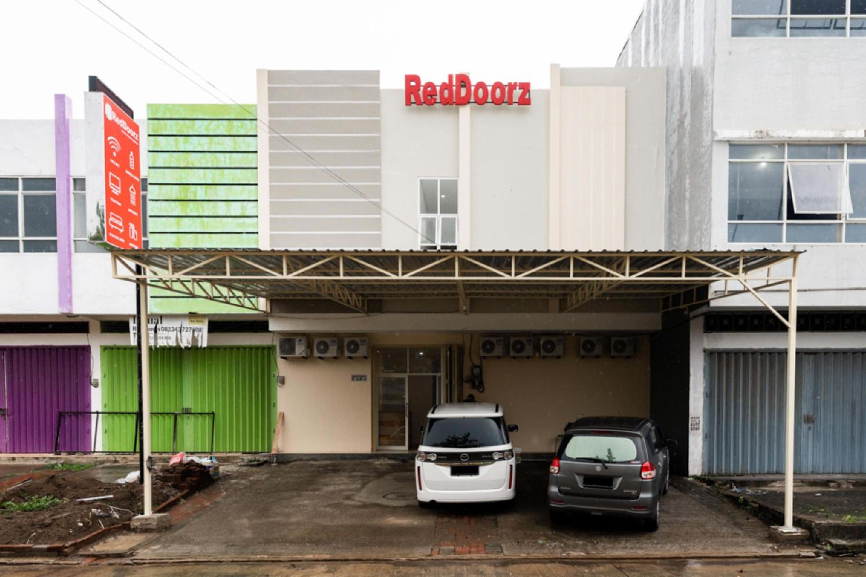 Hotel RedDoorz @ Graha Cemerlang Maros - Image 1