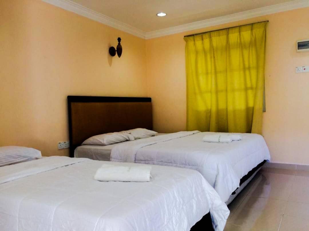 Penarak Bamboo Beach Motel