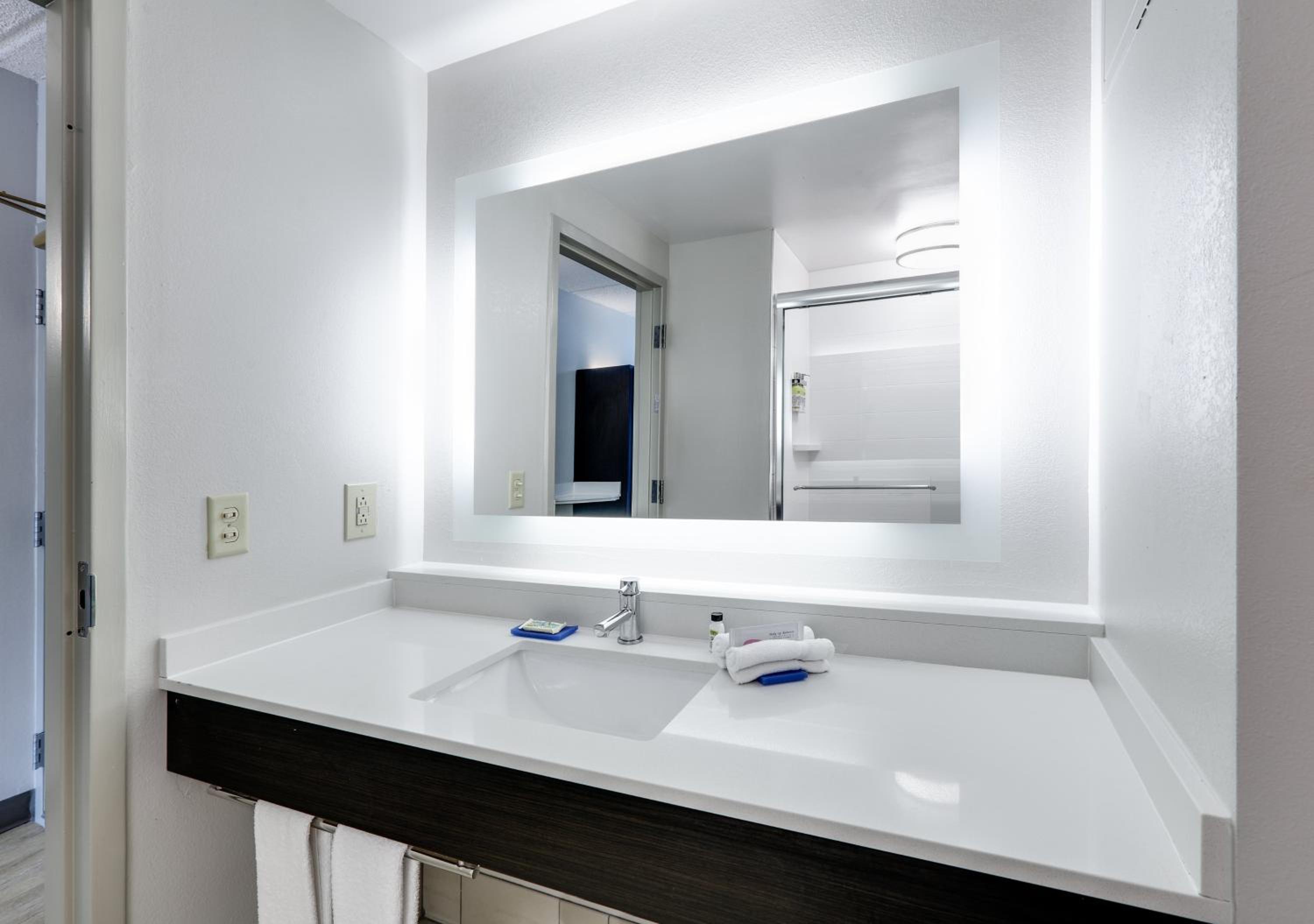 Dublin Vacations - Holiday Inn Express Hotel  Suites Dublin, an IHG Hotel - Property Image 9