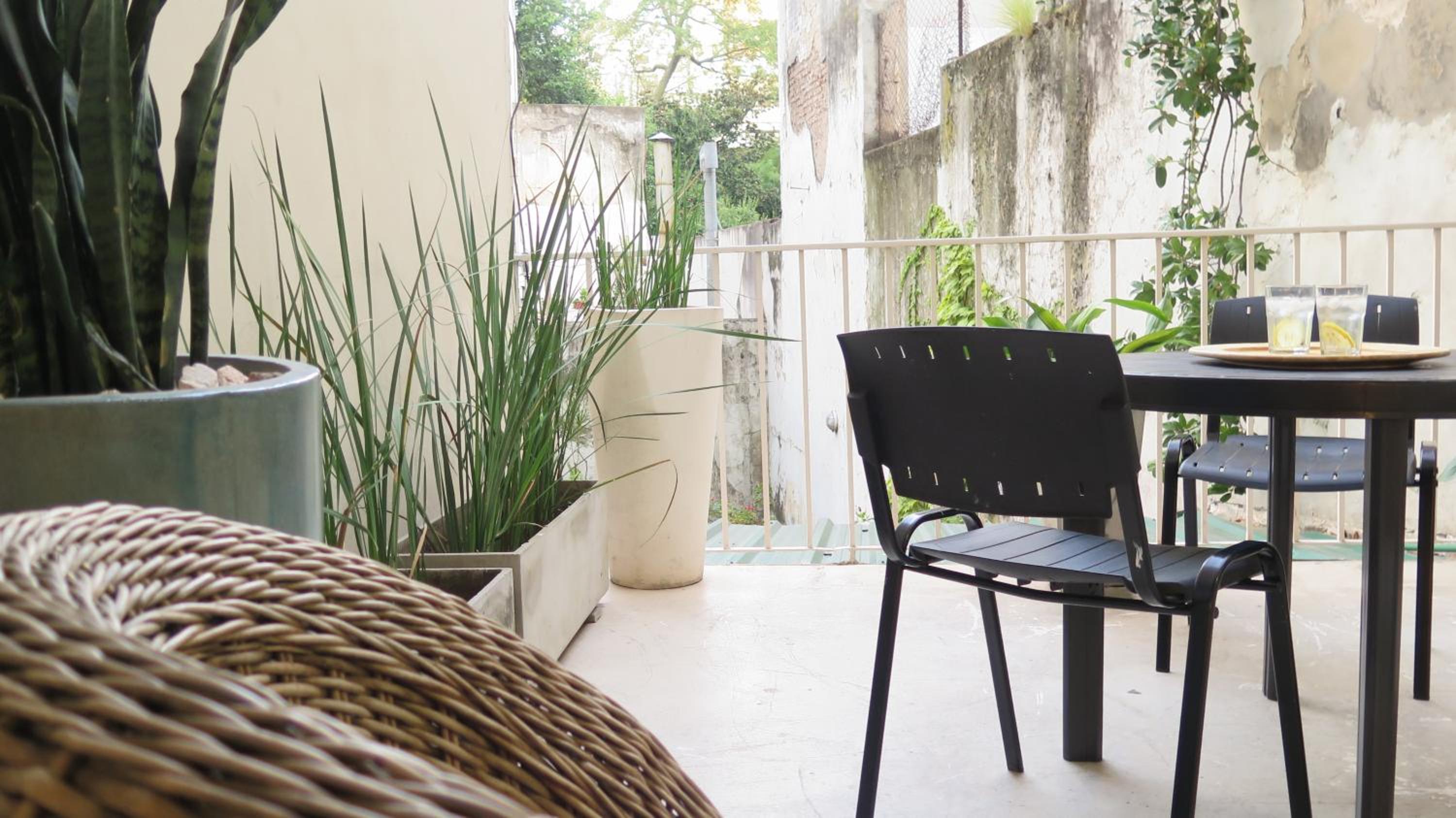 Fabulous and Quiet Apartment+Balcony in Barrio Norte. Your easy access to Buenos Aires!