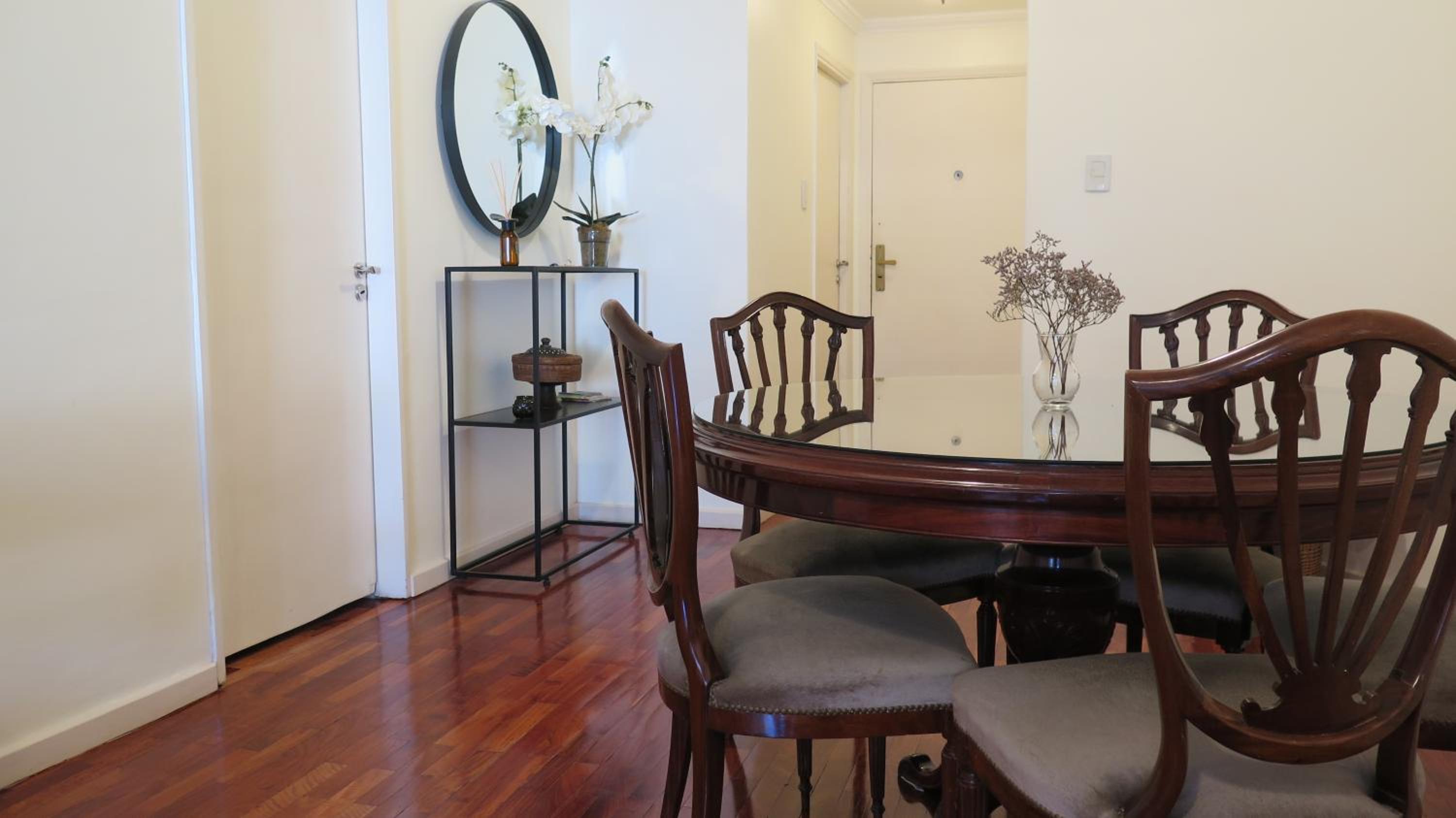 Fabulous and Quiet Apartment+Balcony in Barrio Norte. Your easy access to Buenos Aires!