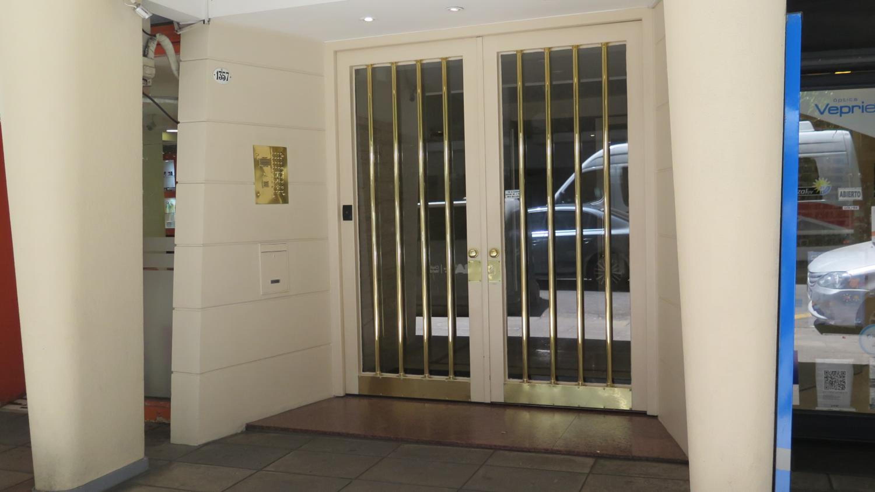 Fabulous and Quiet Apartment+Balcony in Barrio Norte. Your easy access to Buenos Aires!