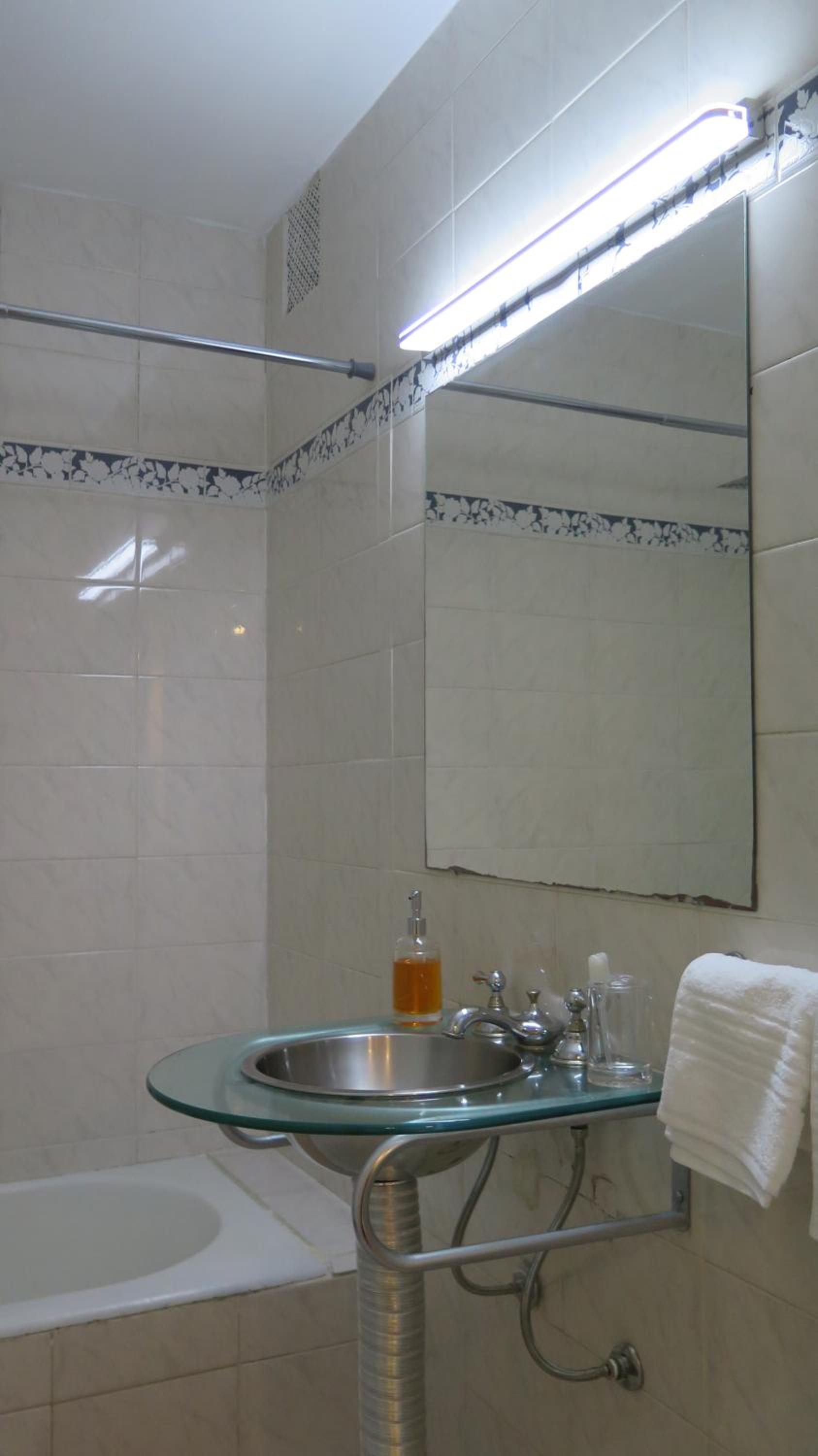 Fabulous and Quiet Apartment+Balcony in Barrio Norte. Your easy access to Buenos Aires!