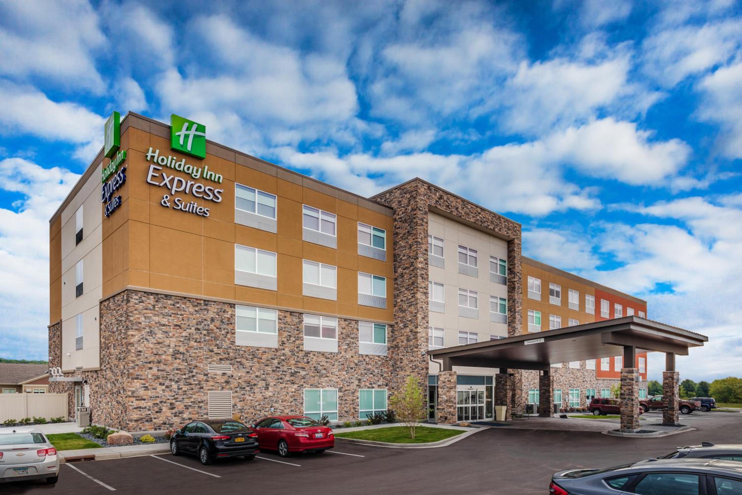 Hotel Holiday Inn Express & Suites - Rice Lake, an IHG Hotel - Image 1