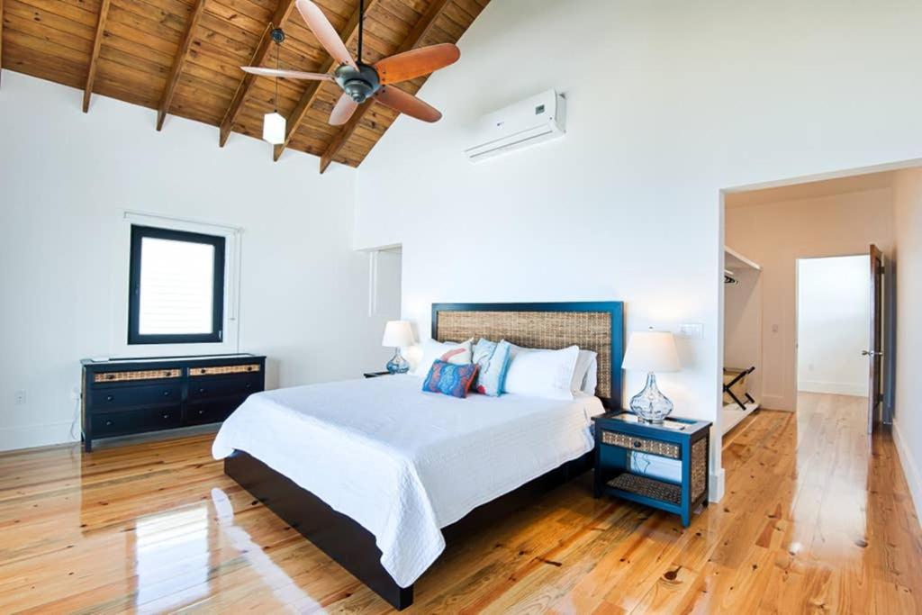 Vivaro Roatan North House view 4