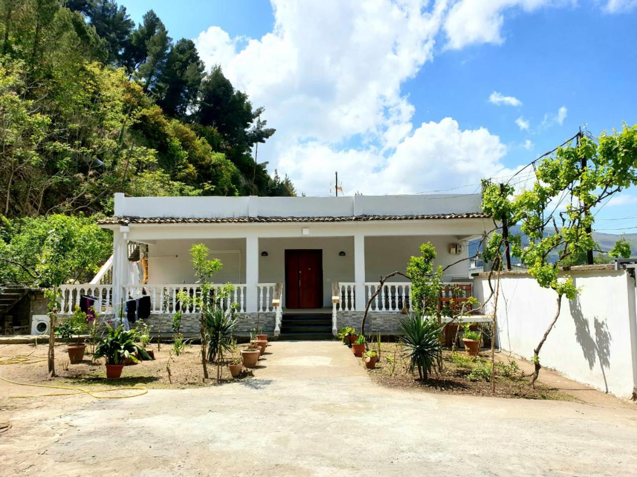 Eni entire guesthouse parking on site