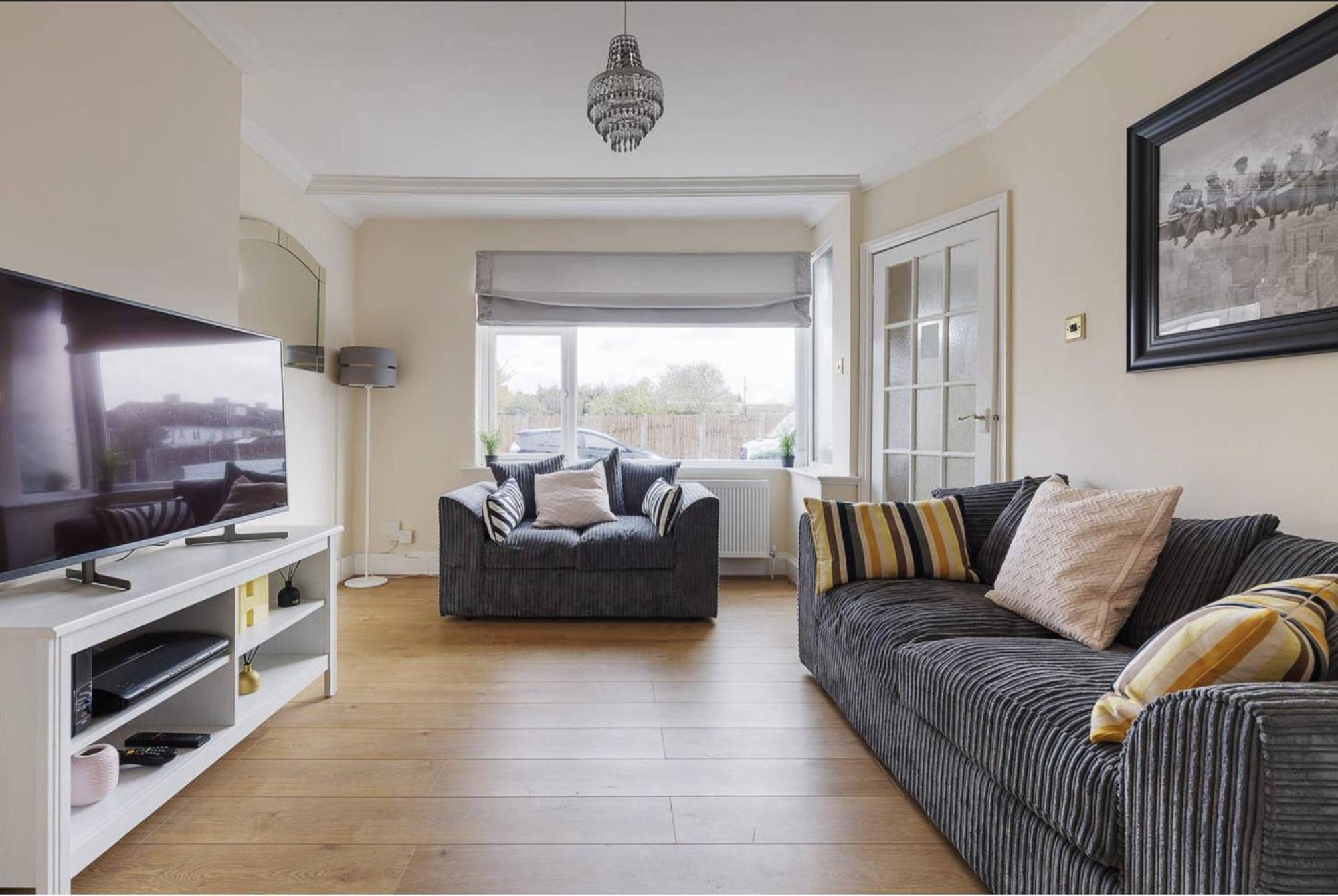 Modern 4 bedroom house in Heathrow, London view 4