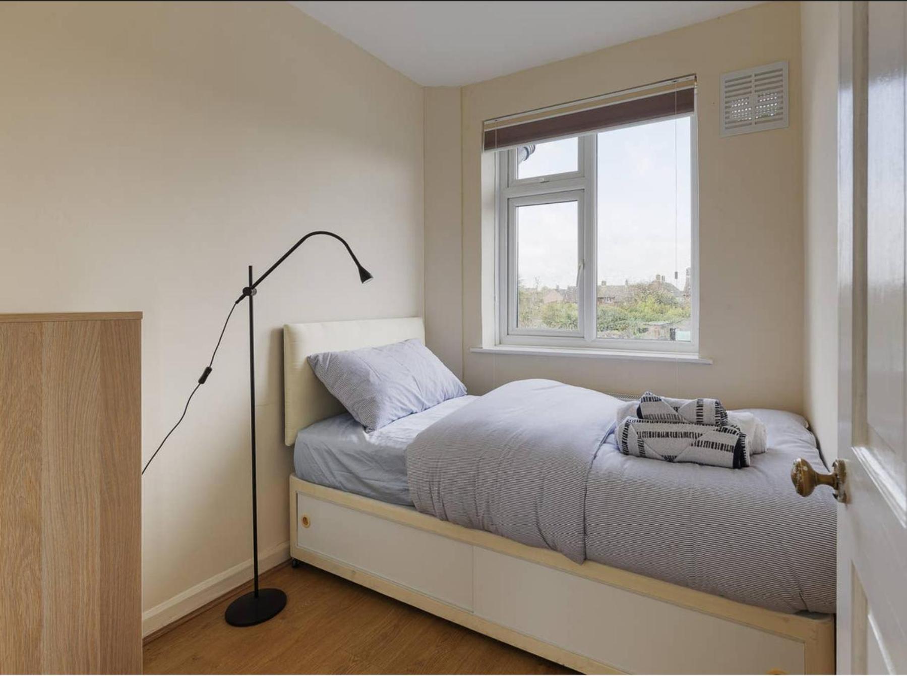 Modern 4 bedroom house in Heathrow, London view 2