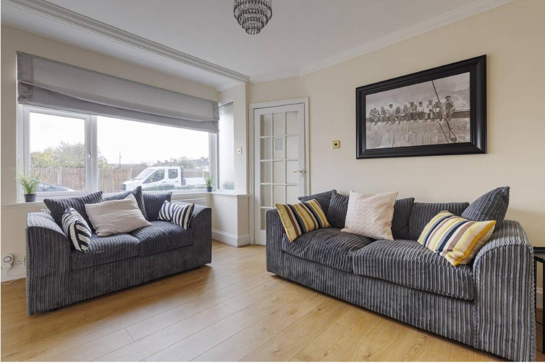 Modern 4 bedroom house in Heathrow, London view 3