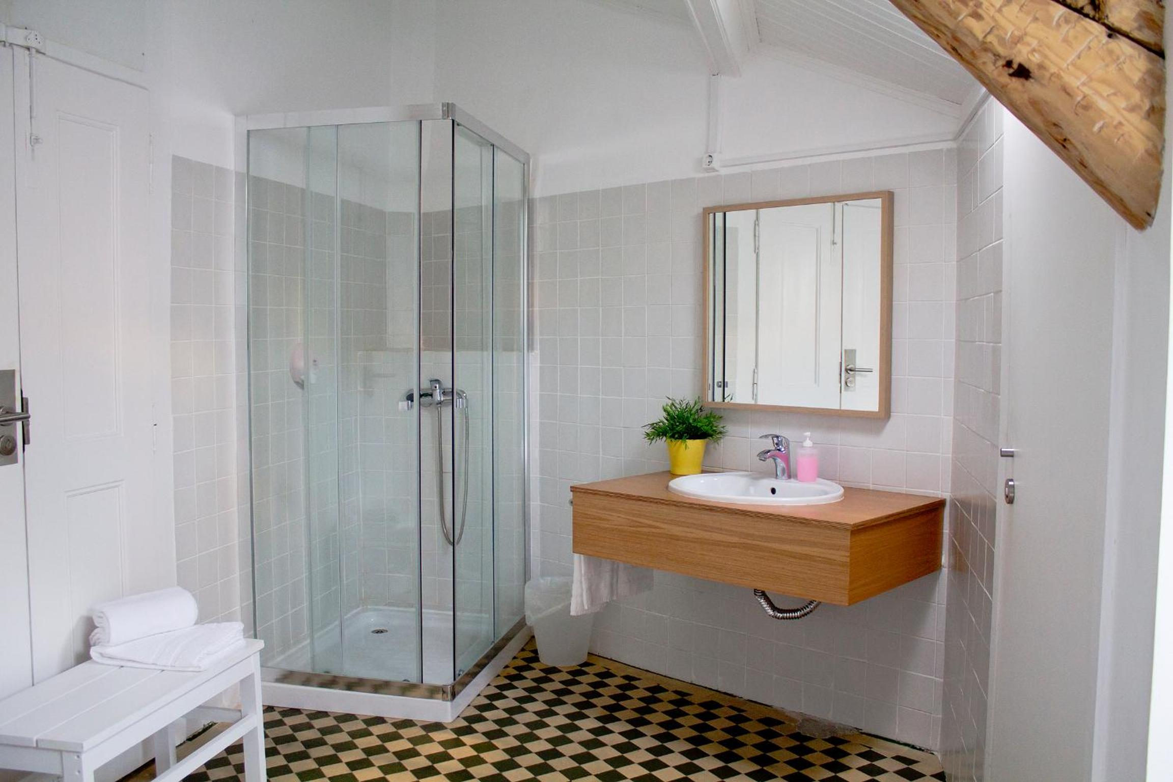 WW Hostel & Suites