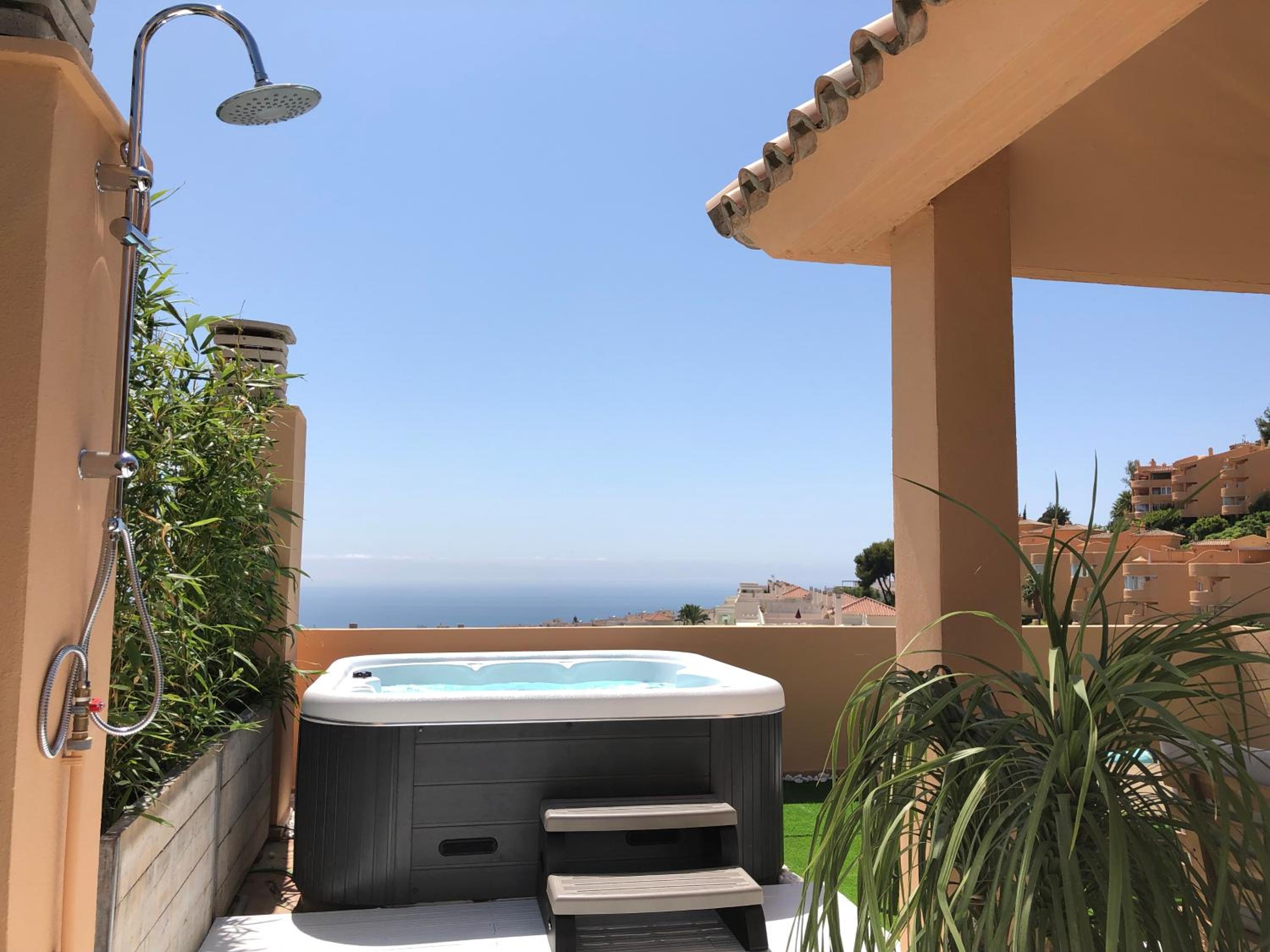 NEW: LUXURIOUS PENTHOUSE WITH JACUZZI & SEA VIEW photo 2