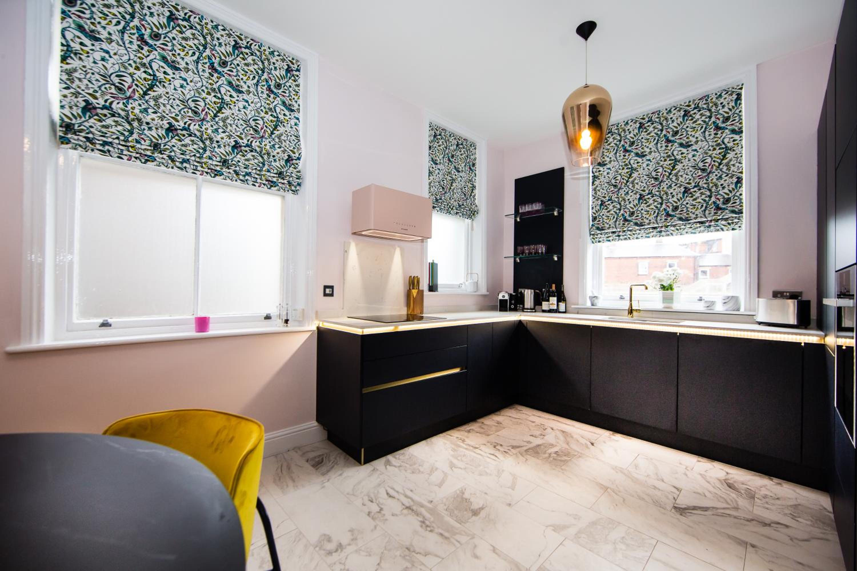 Luxury Travel Emporium HG1 - 2 Luxury apartments with Parking Space - in town centre view 4