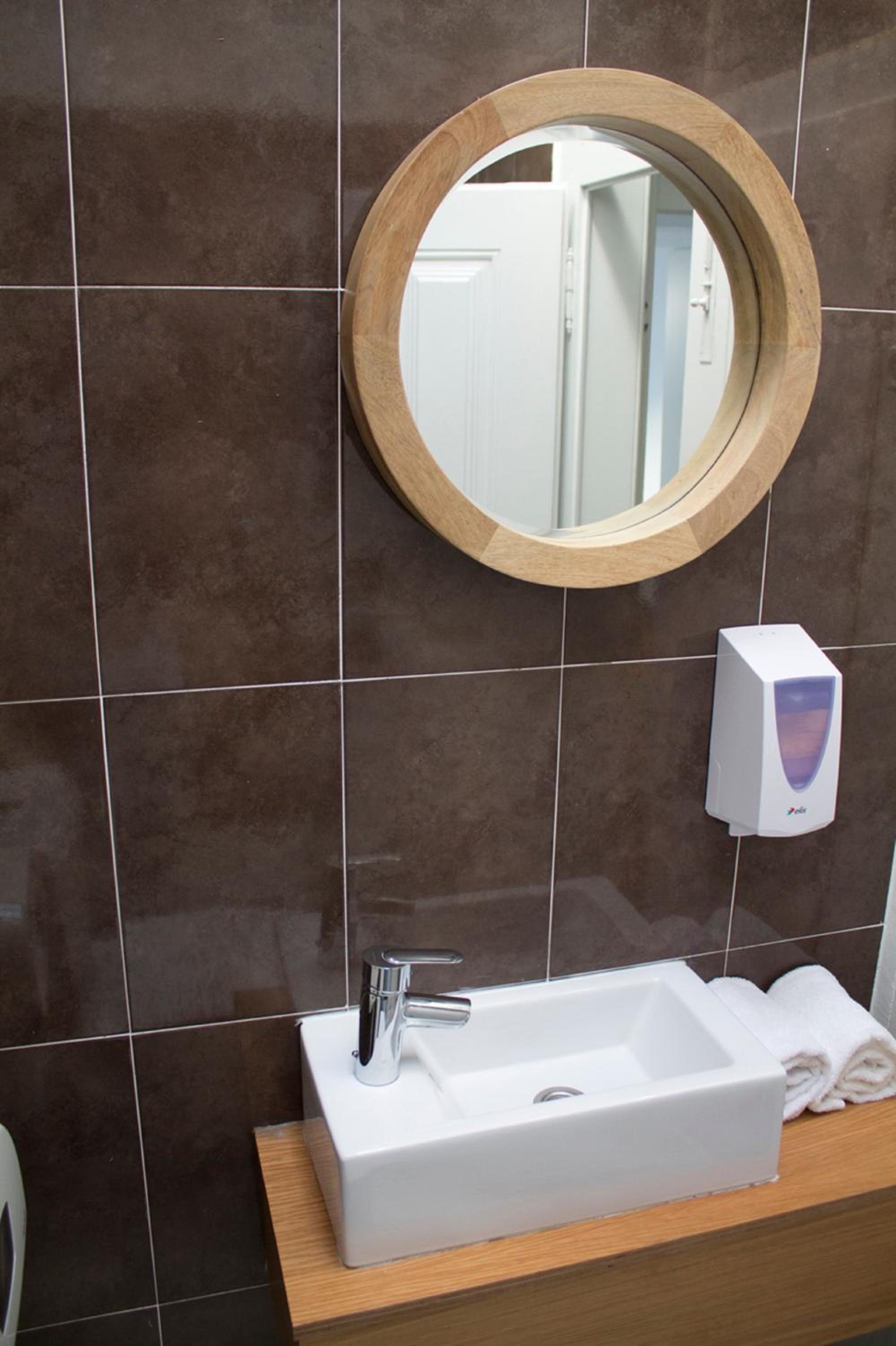 WW Hostel & Suites