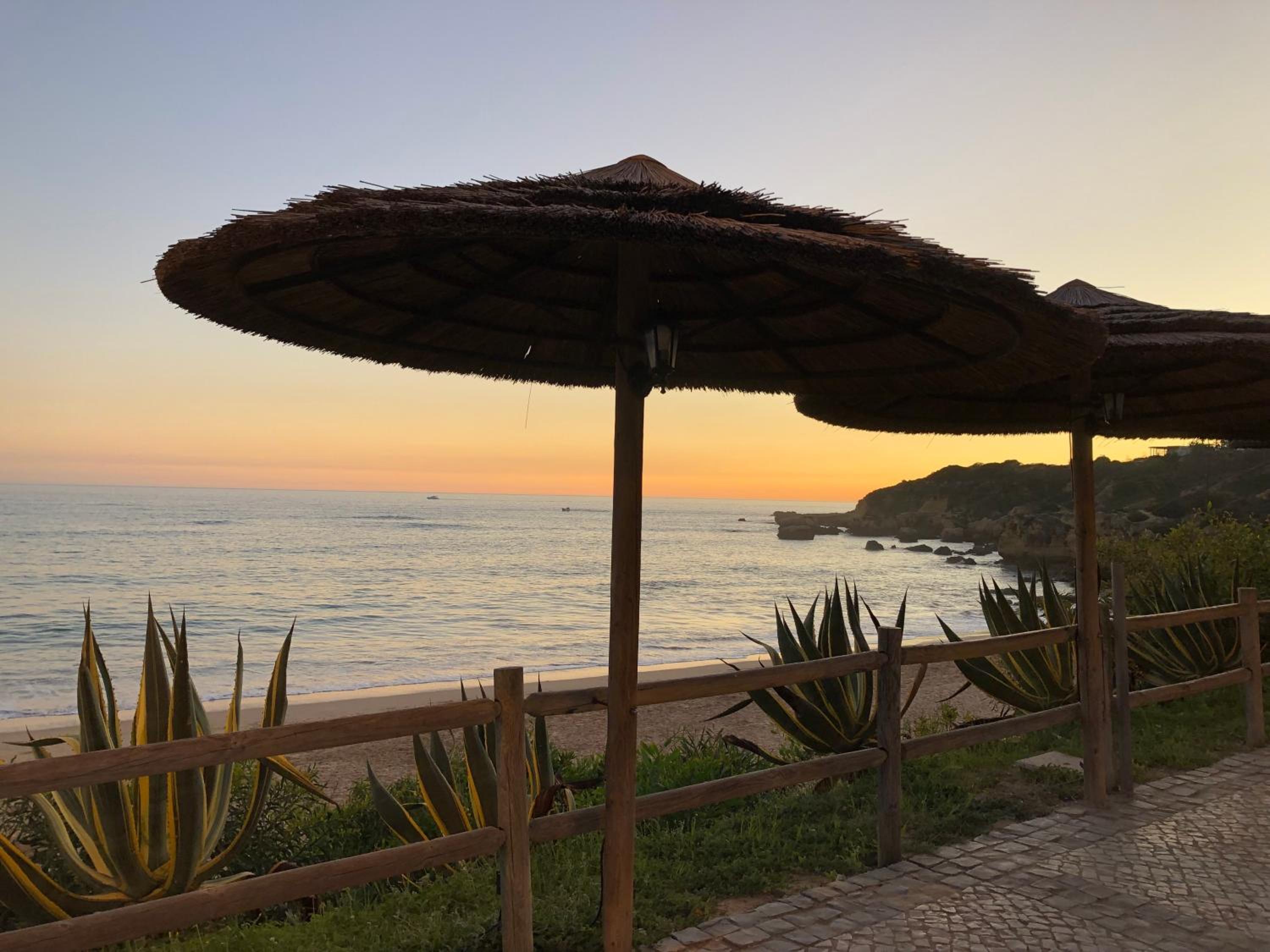 Borda d`Água, Praia da Oura