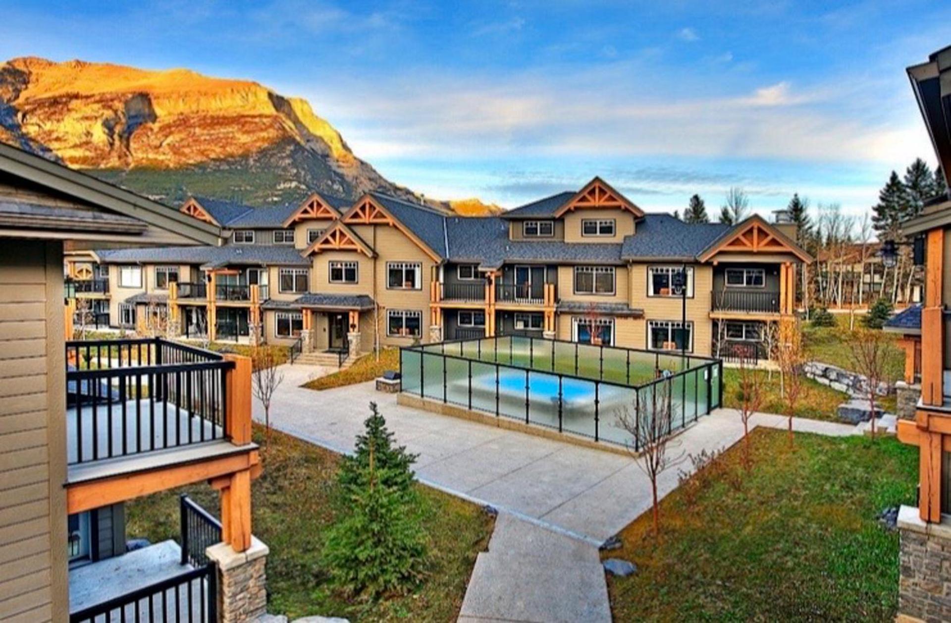 Mountain View Escape - Copperstone 2BR & Hot Tub