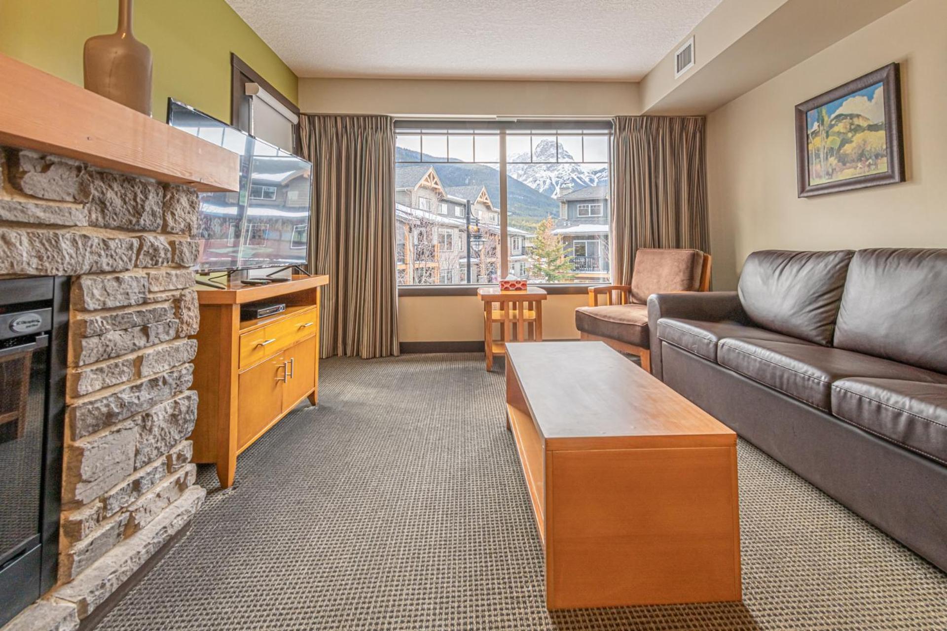 Mountain View Escape - Copperstone 2BR & Hot Tub