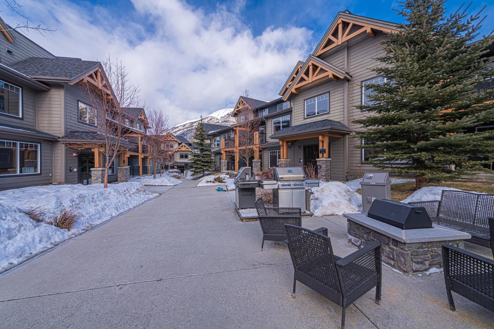 Mountain View Escape - Copperstone 2BR & Hot Tub