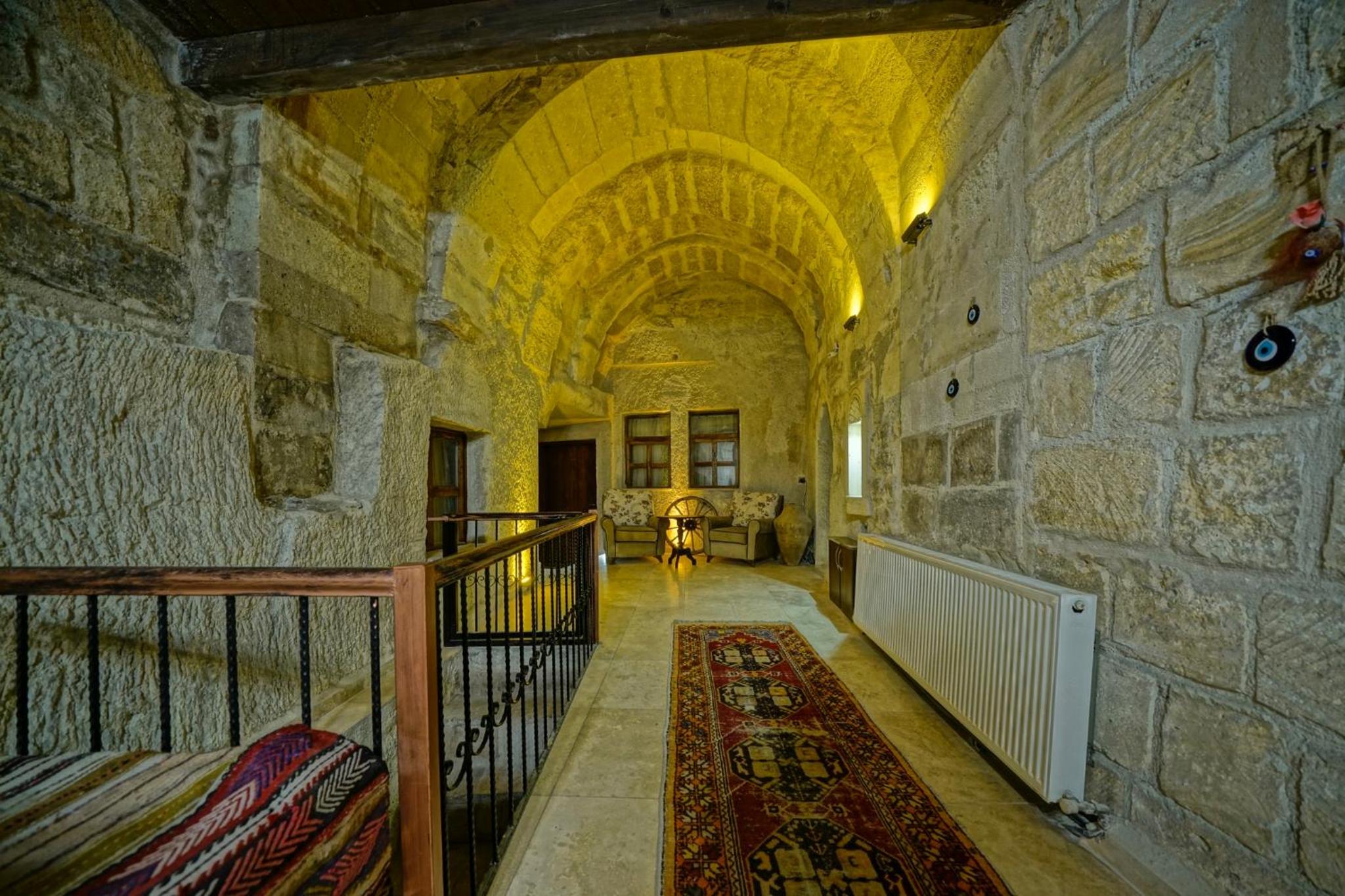 Castle Cave Hotel - Image 22