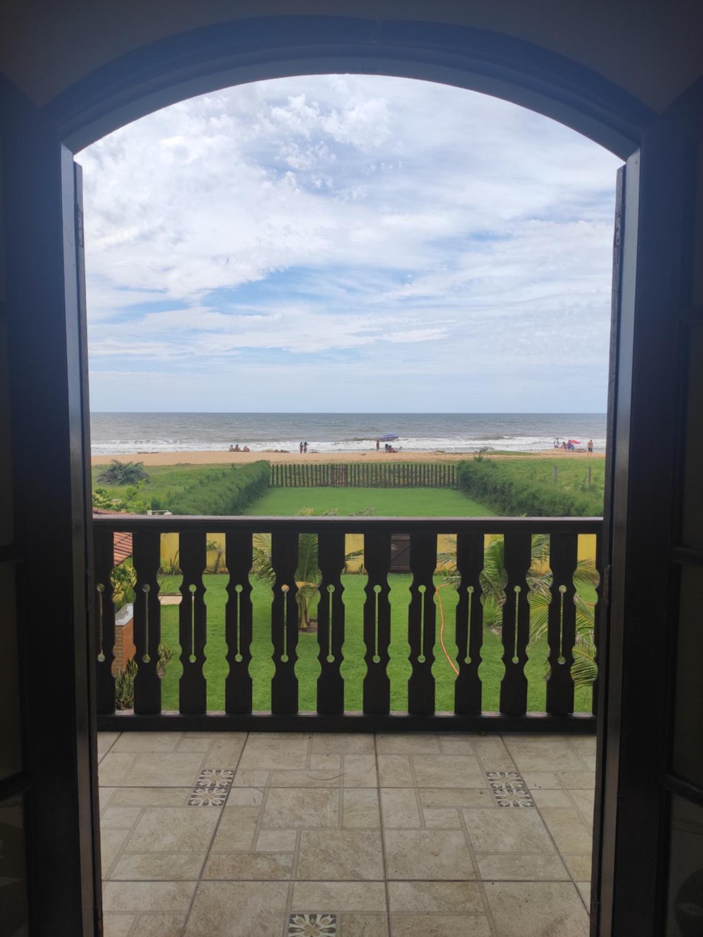 Cabo Frio, Piscina de frente pro Mar, Pé na areia