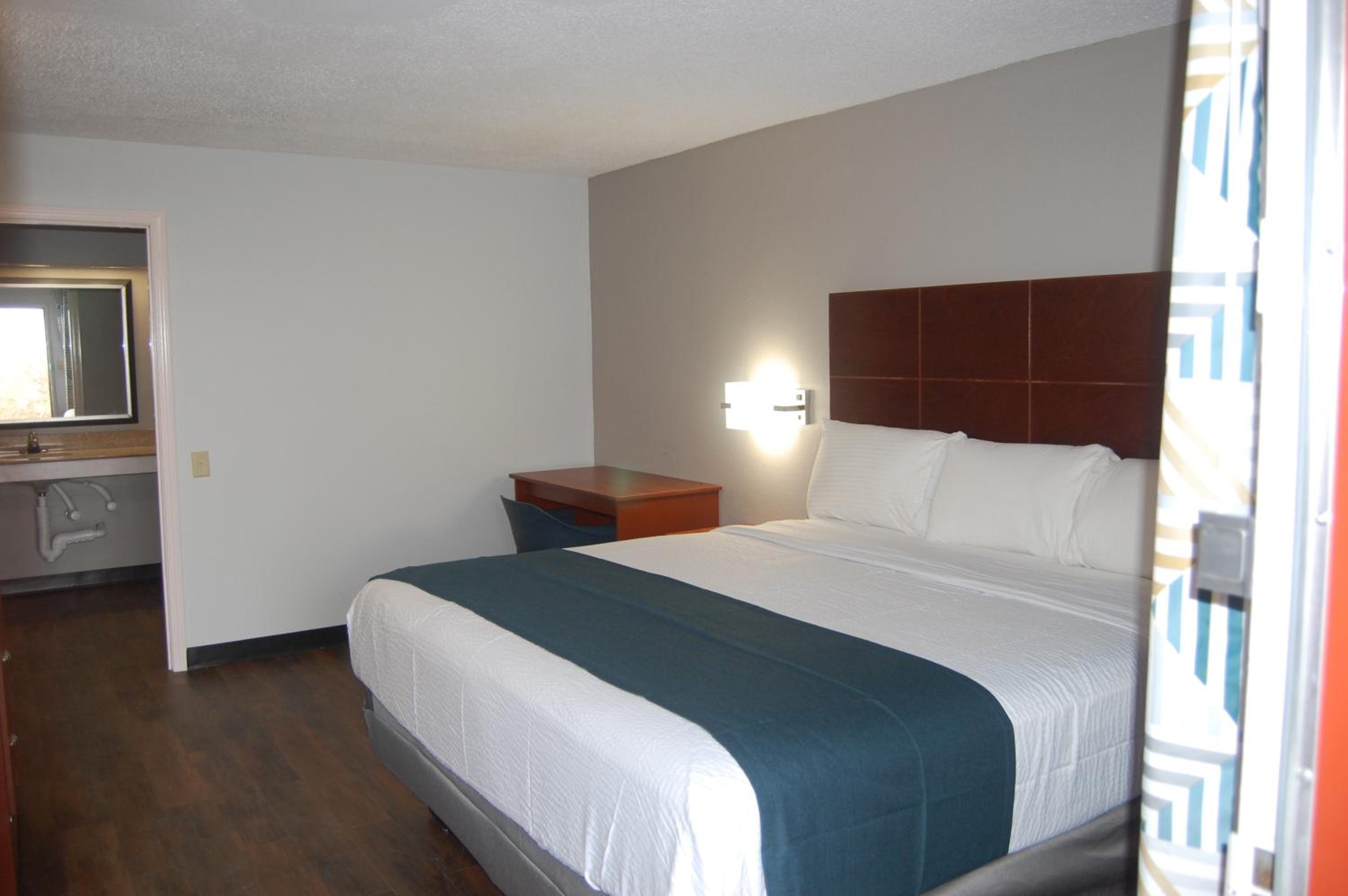 Tupelo Vacations - Motel 6-Tupelo, MS - Downtown - Property Image 16