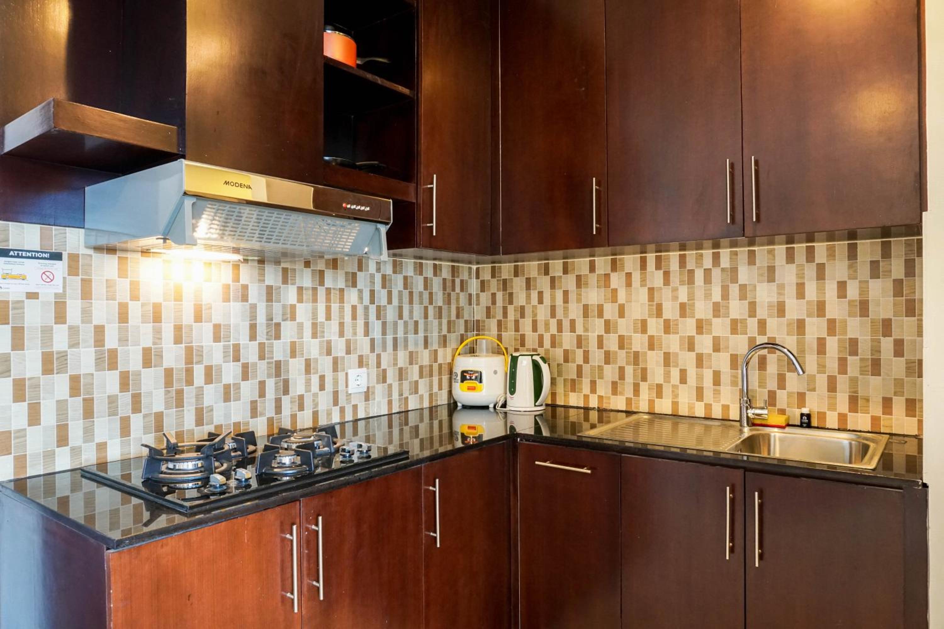 Comfortable Deluxe 2BR at The Empyreal Condominium Epicentrum Apartment By Travelio view 3