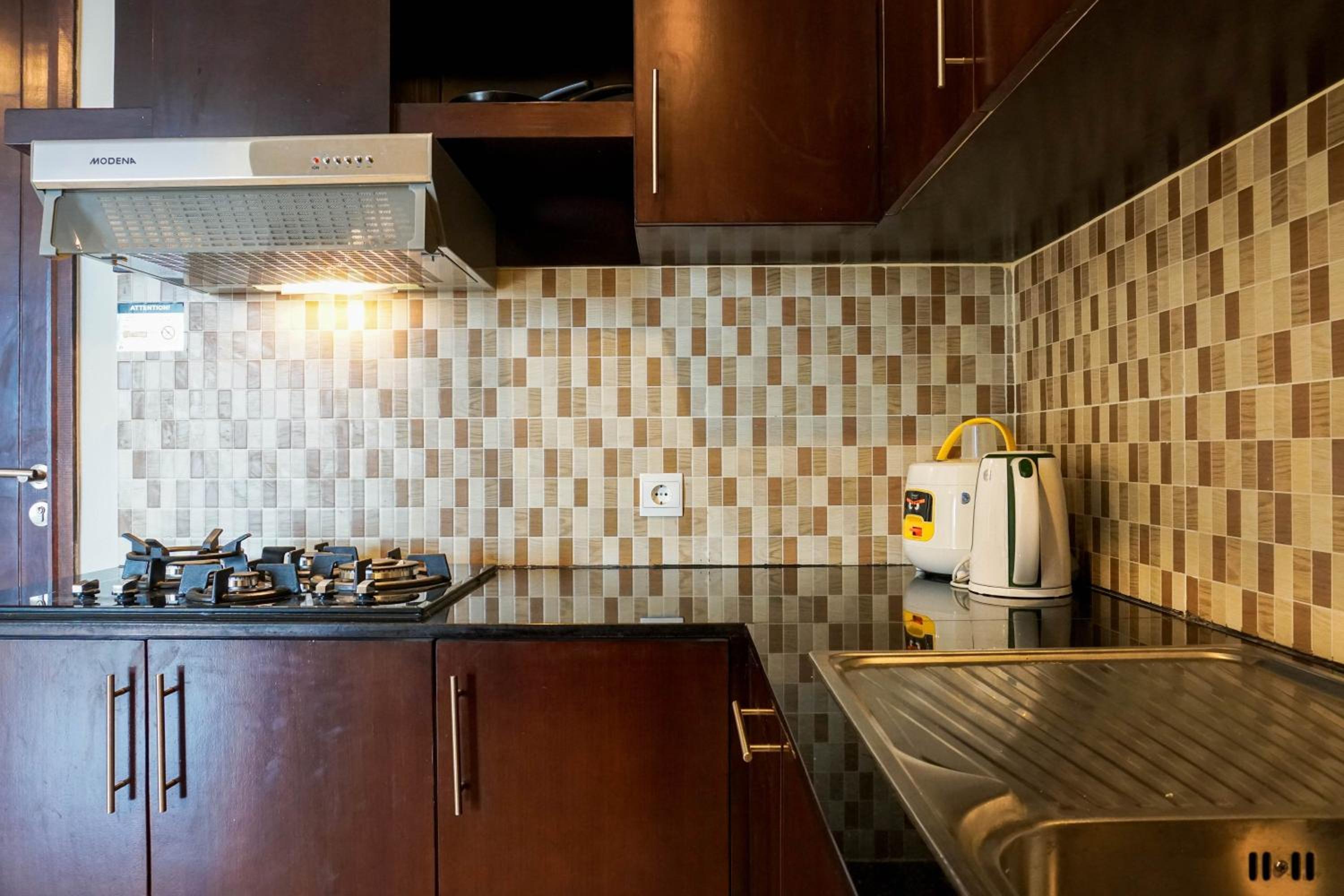 Comfortable Deluxe 2BR at The Empyreal Condominium Epicentrum Apartment By Travelio view 4