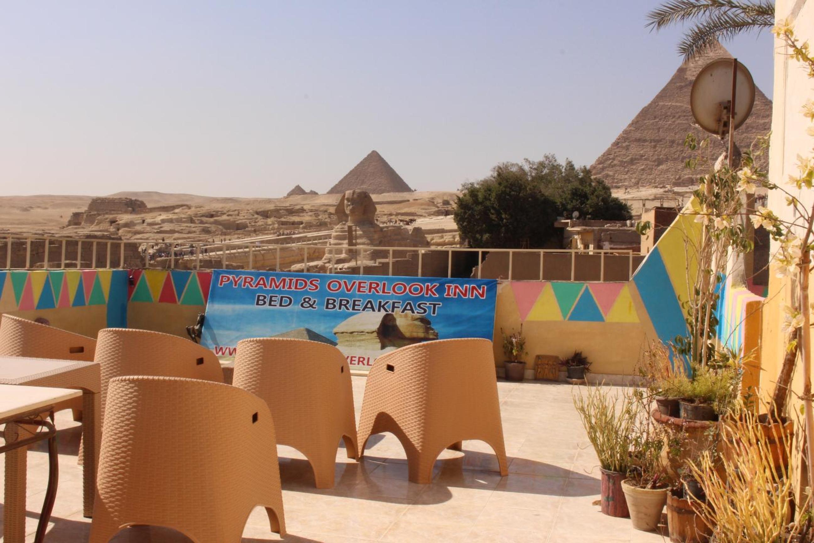 Pyramids Overlook Inn