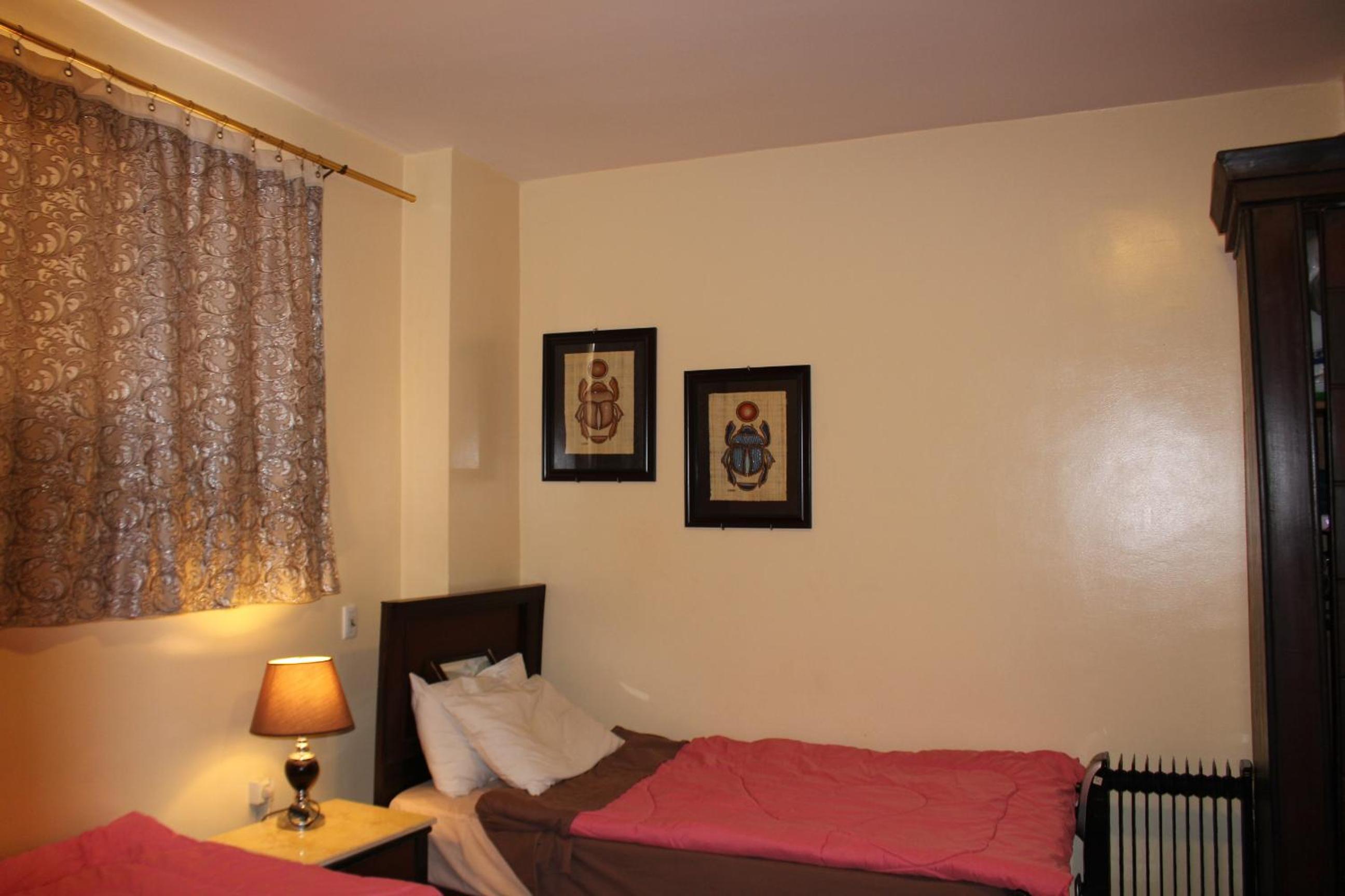 Pyramids Overlook Inn