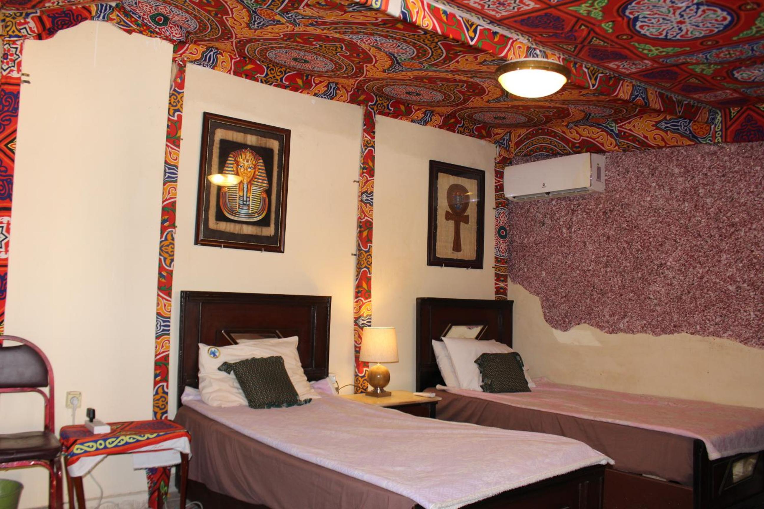 Pyramids Overlook Inn