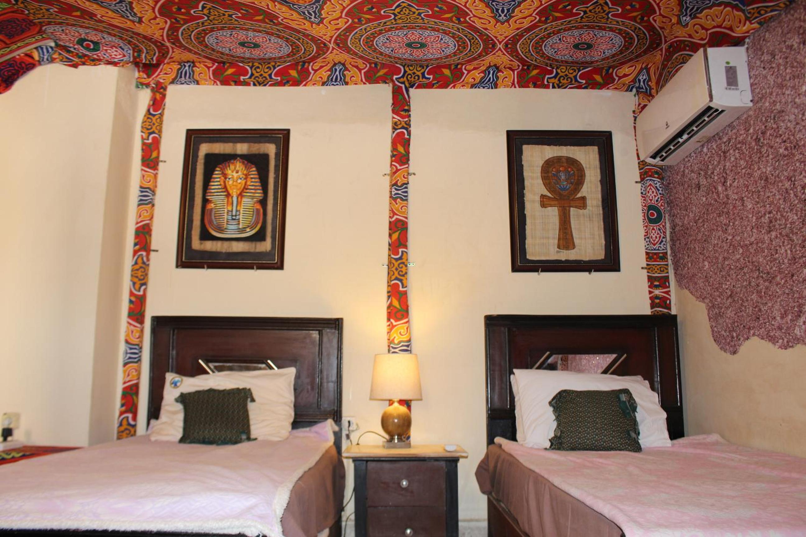 Pyramids Overlook Inn