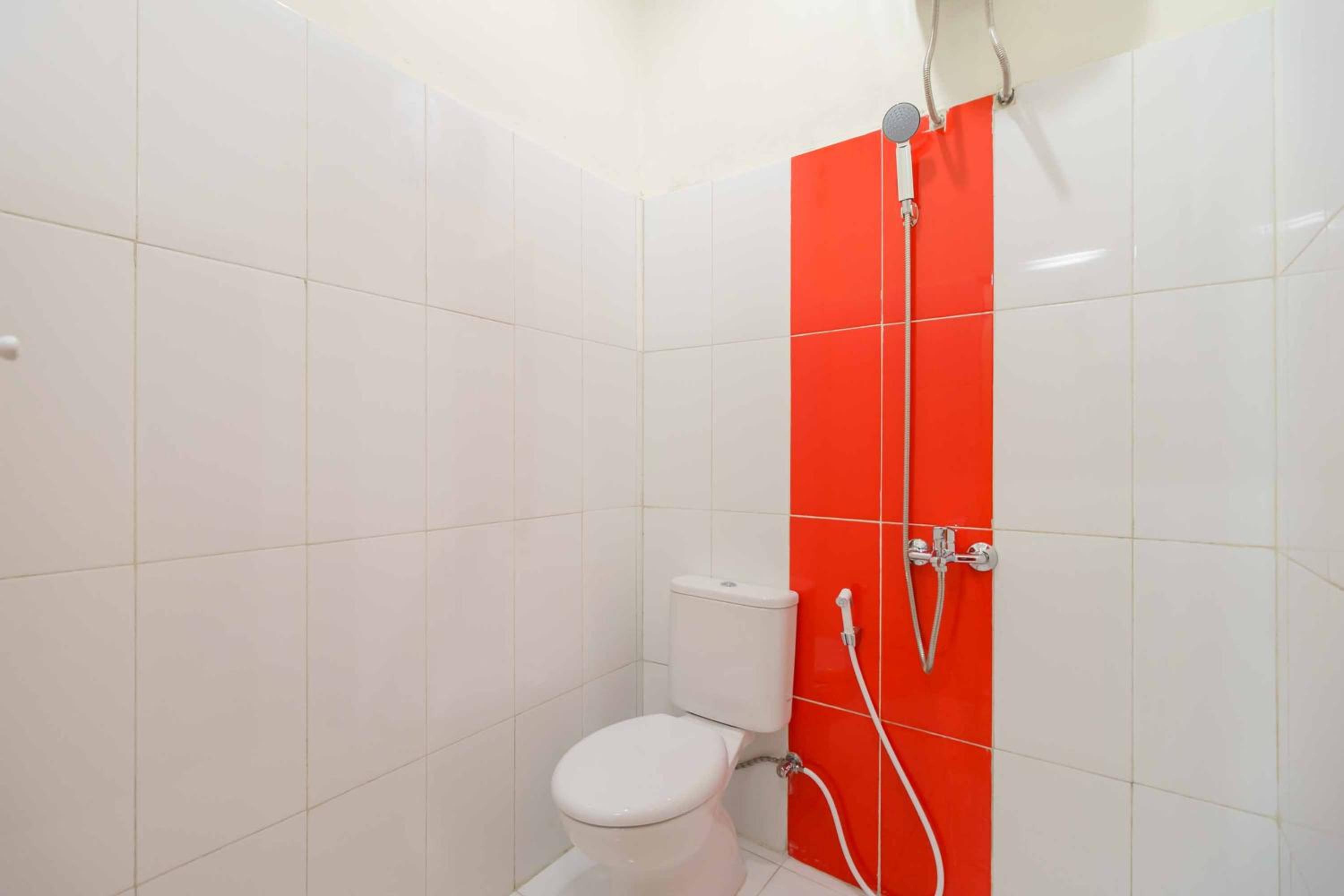 RedDoorz Plus @ Setiabudi Medan 4 view 5