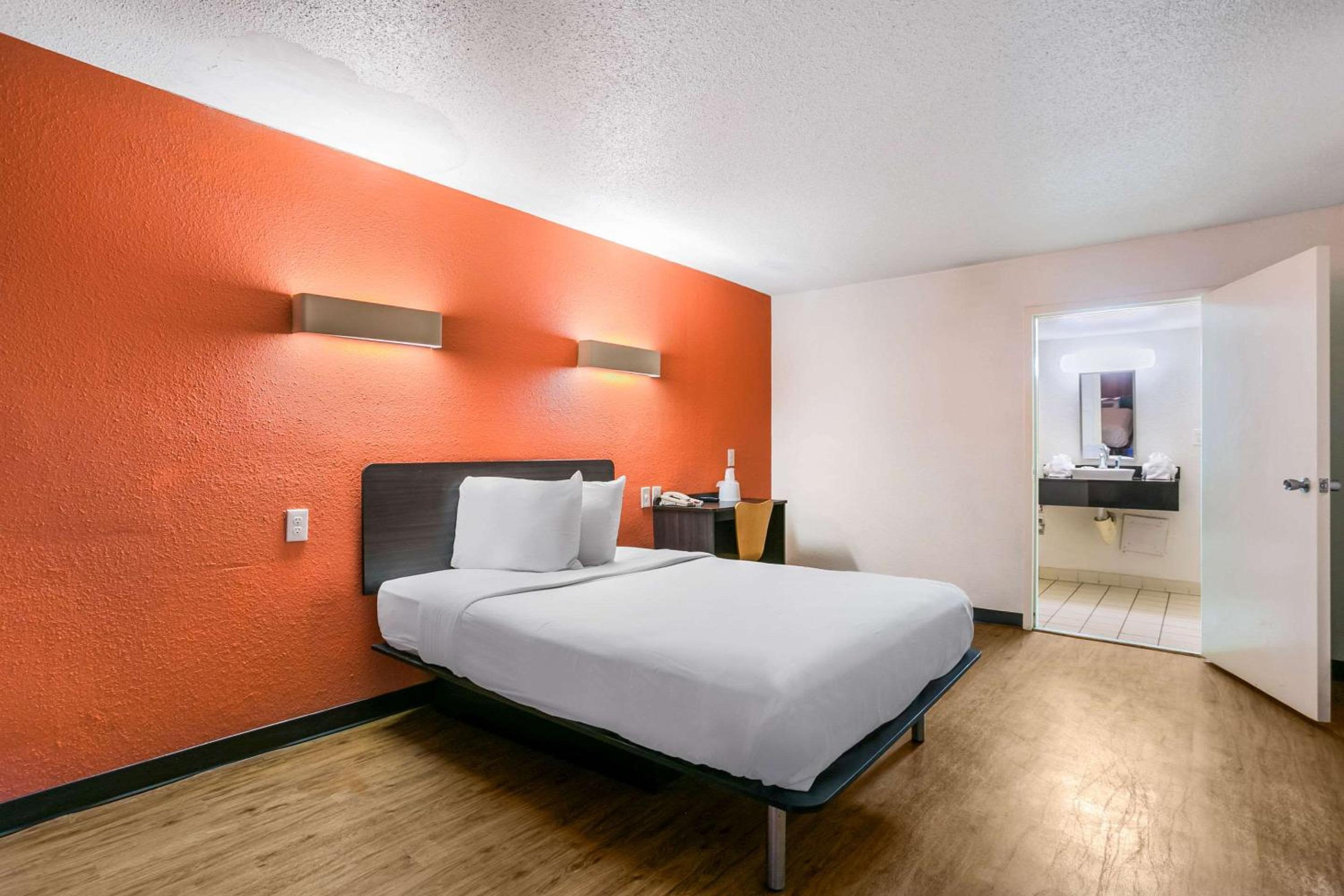 Rodeway Inn Baltimore - Inner Harbor South - Image 4