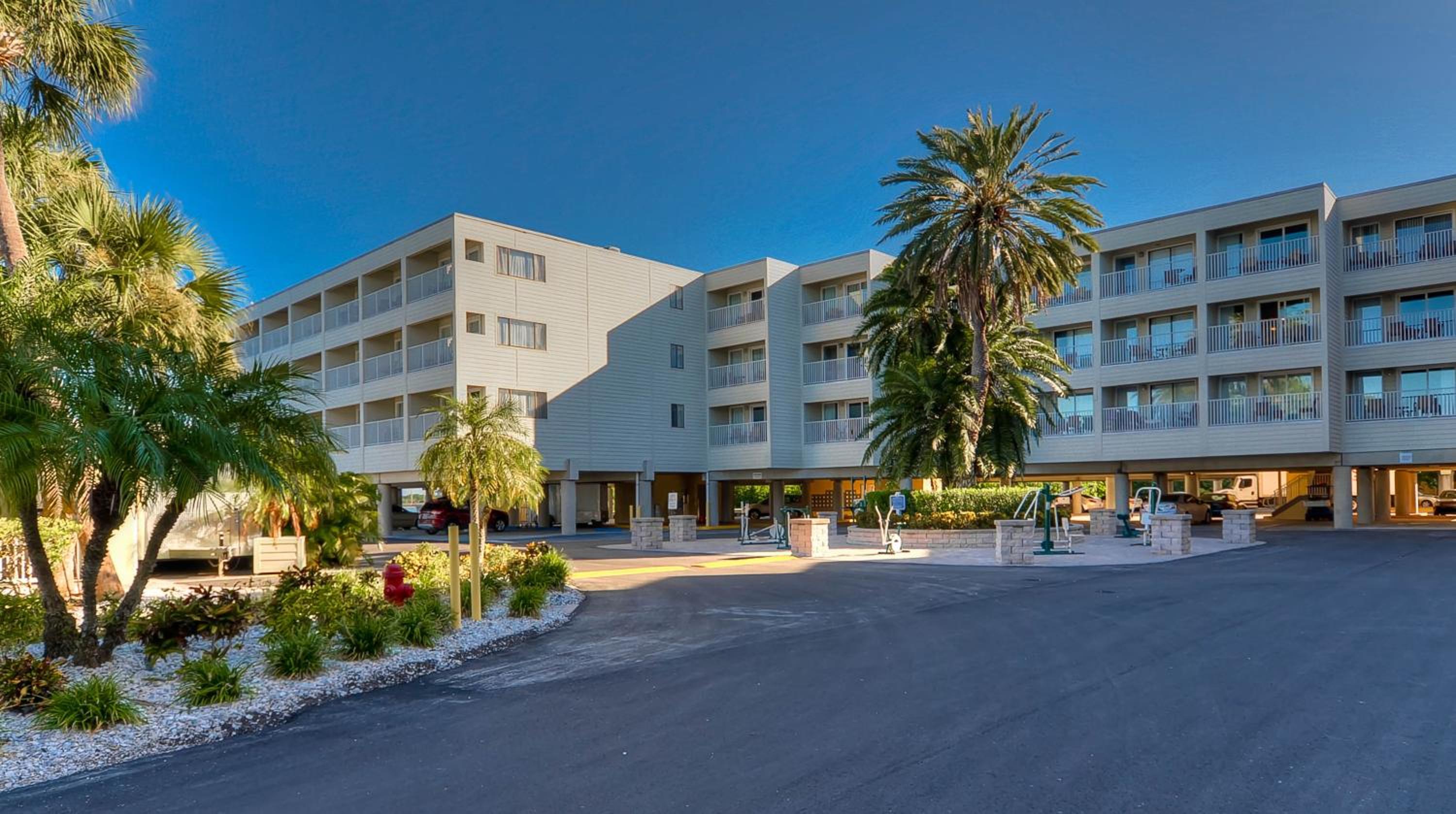 412-AMAZING Views, Waterfront, WIFI, Pool, Close to BUCS Stadium view 5