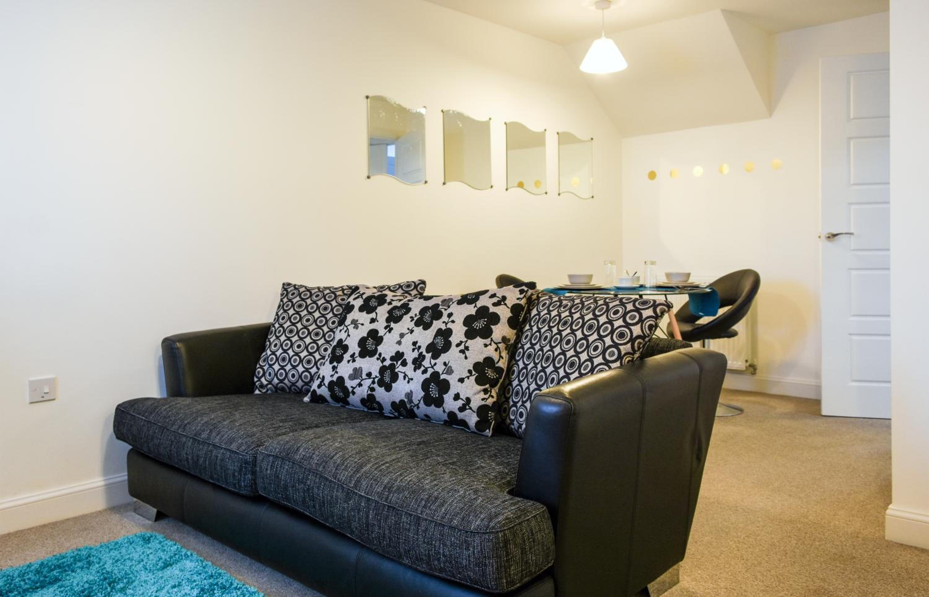1 Bedroom Apartment Leamington Spa Hosted By Golden Key view 5