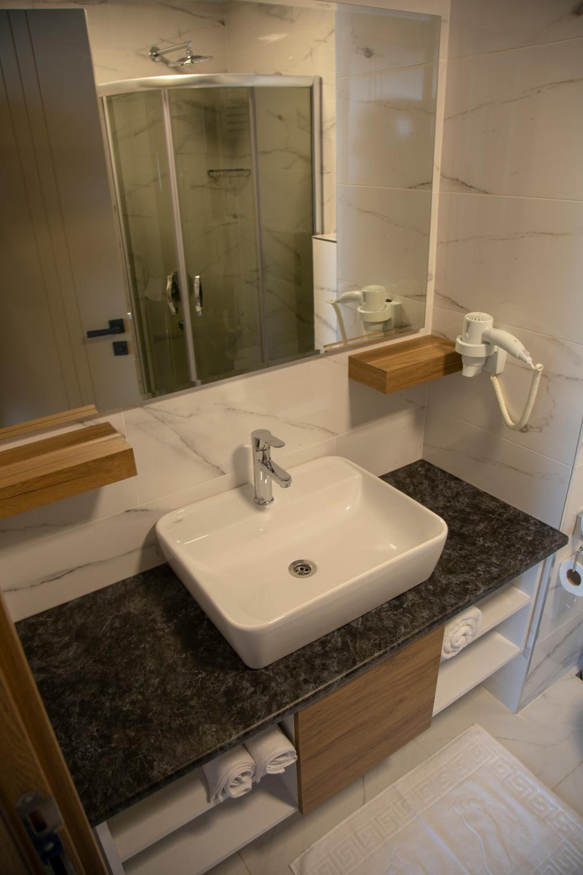 Golden World Suite Hotel - Image 53