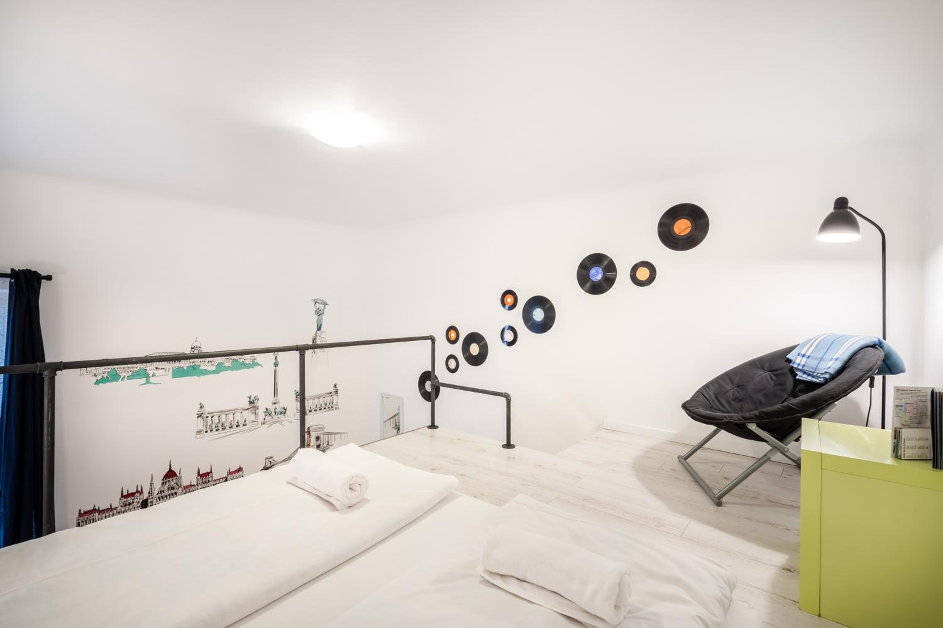 BpR Vinyl Style Studio Home with A/C view 4