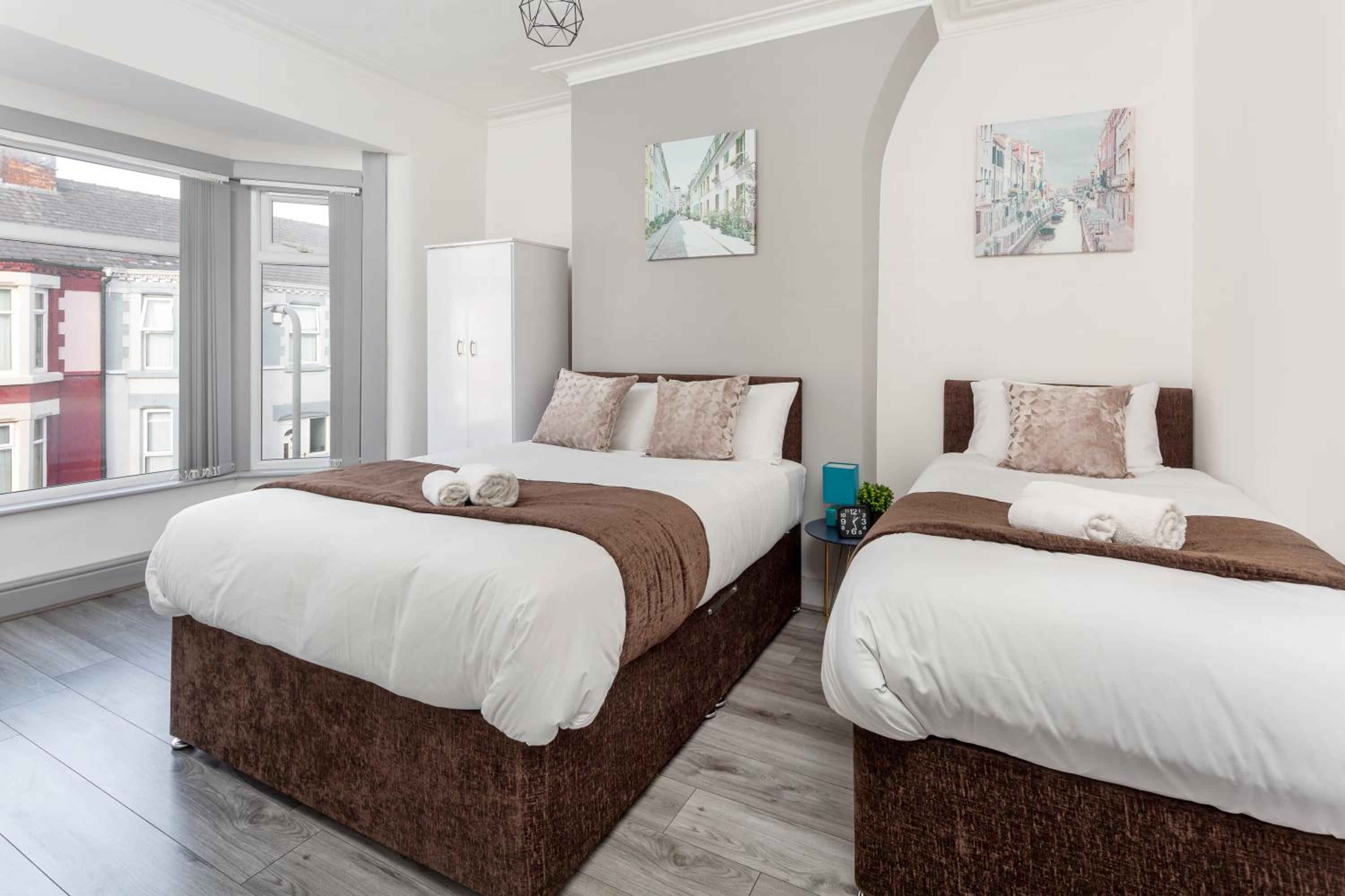 Superb Spacious House For Contractors & Families & Private Parking By Liverpool Short Stay view 4