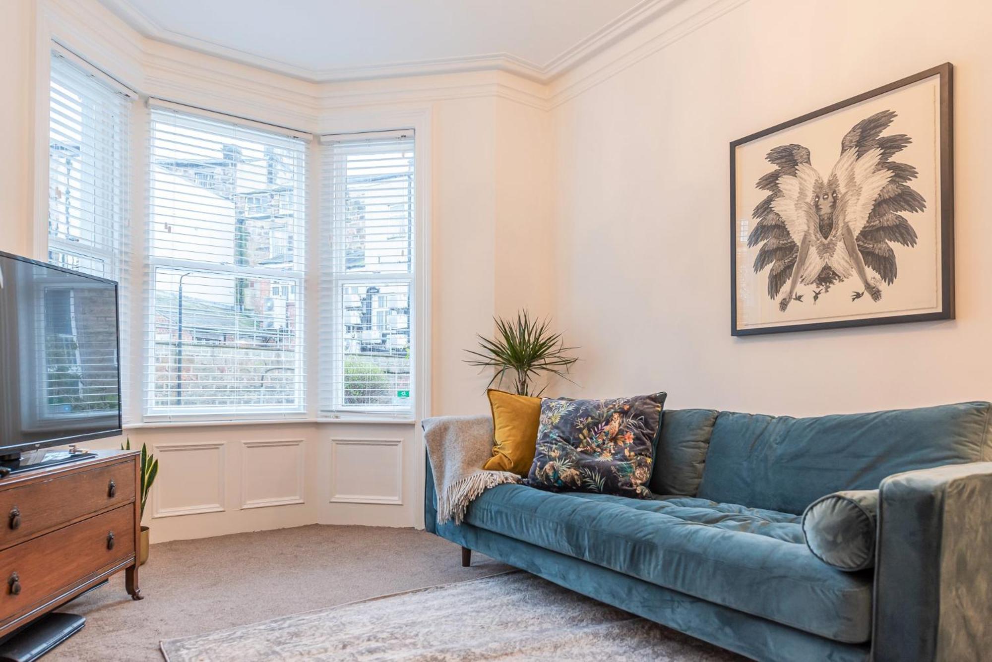 Perfectly Located 4 Storey Townhouse With 2 Parking Spaces In Central Harrogate view 3