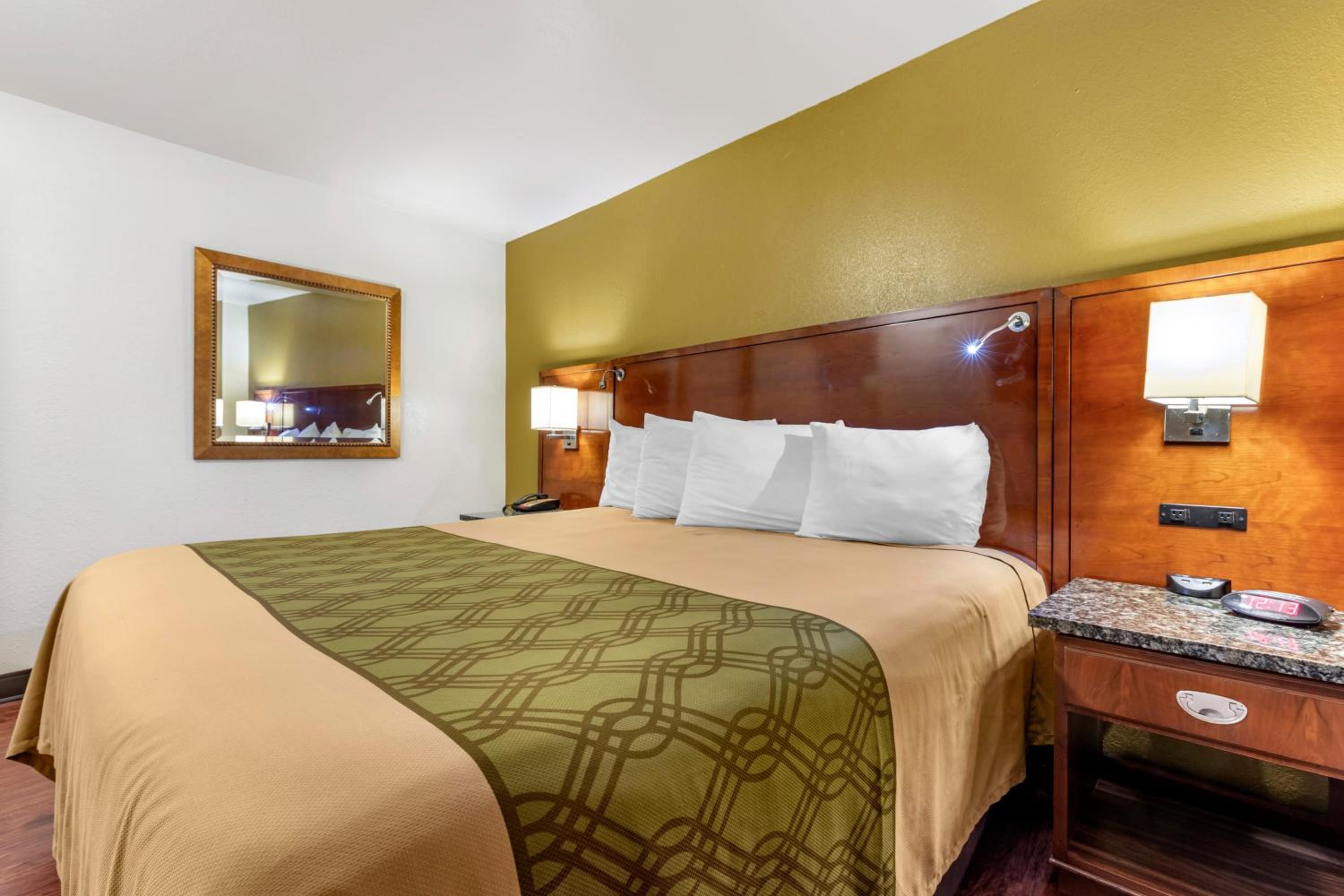 Rose City Inn & Suites view 3