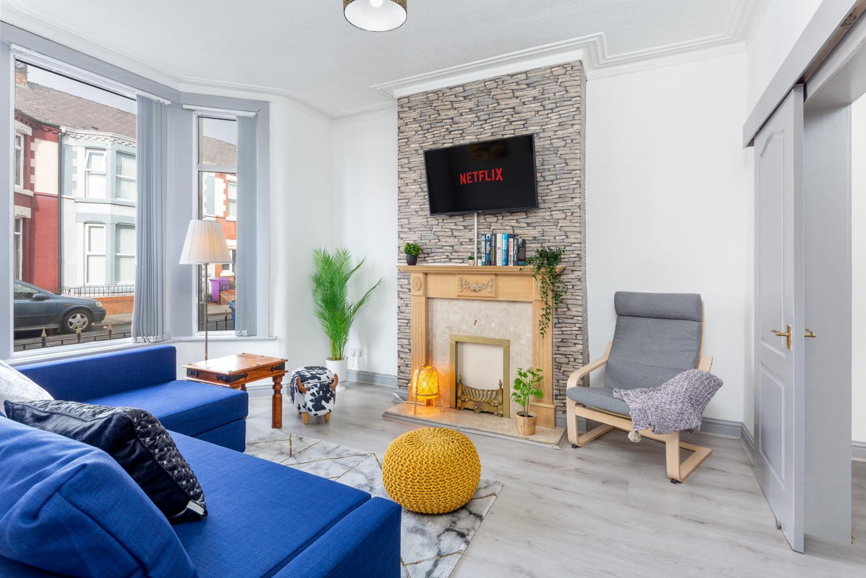 Superb Spacious House For Contractors & Families & Private Parking By Liverpool Short Stay view 3