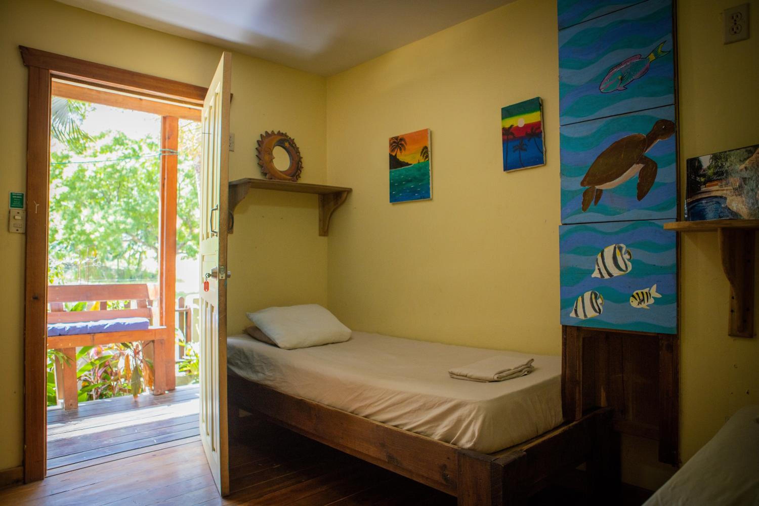 Roatan Backpackers' Hostel view 4