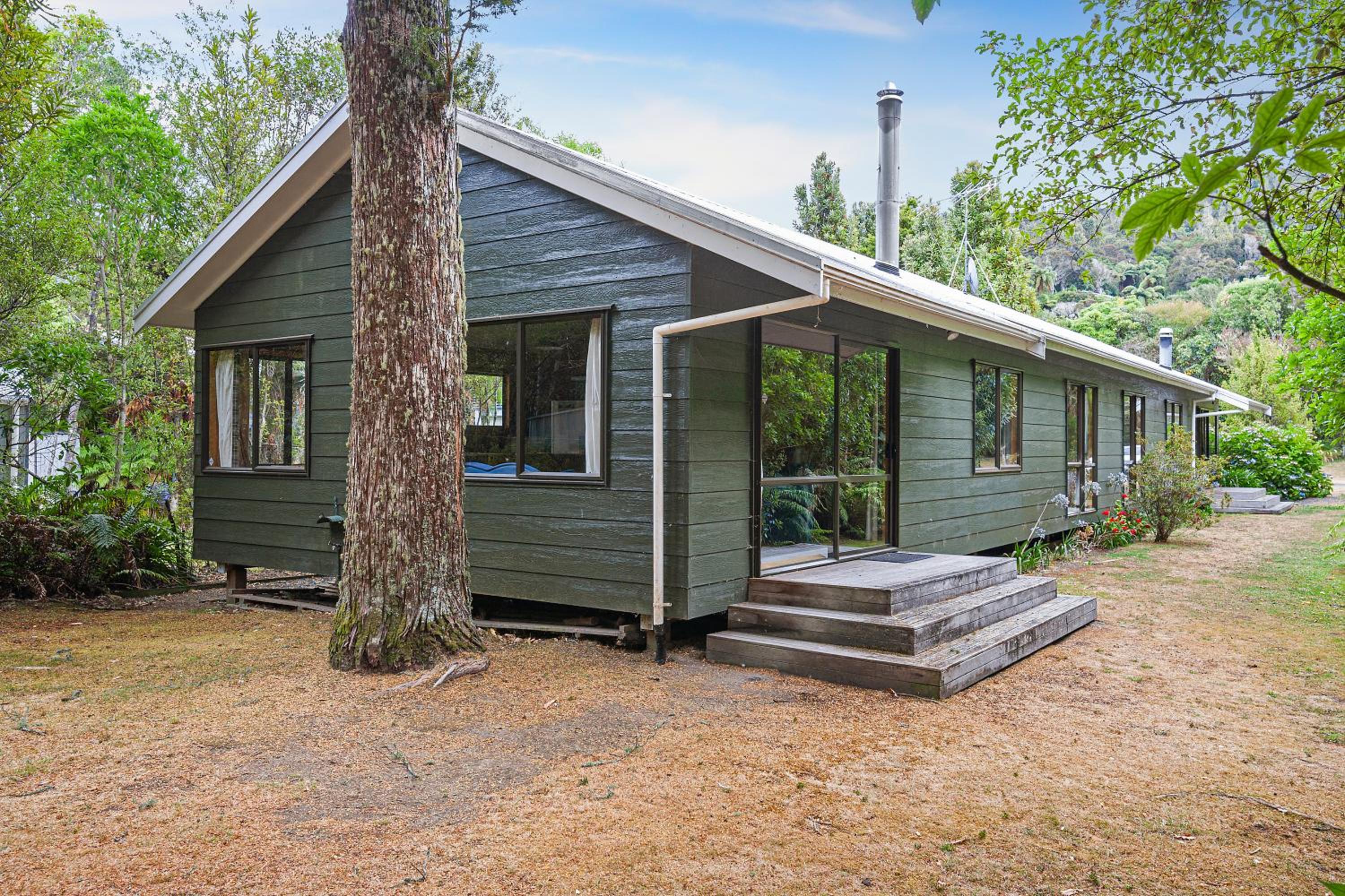 Puka Lodge Rear dwelling - Pukawa Bay Home