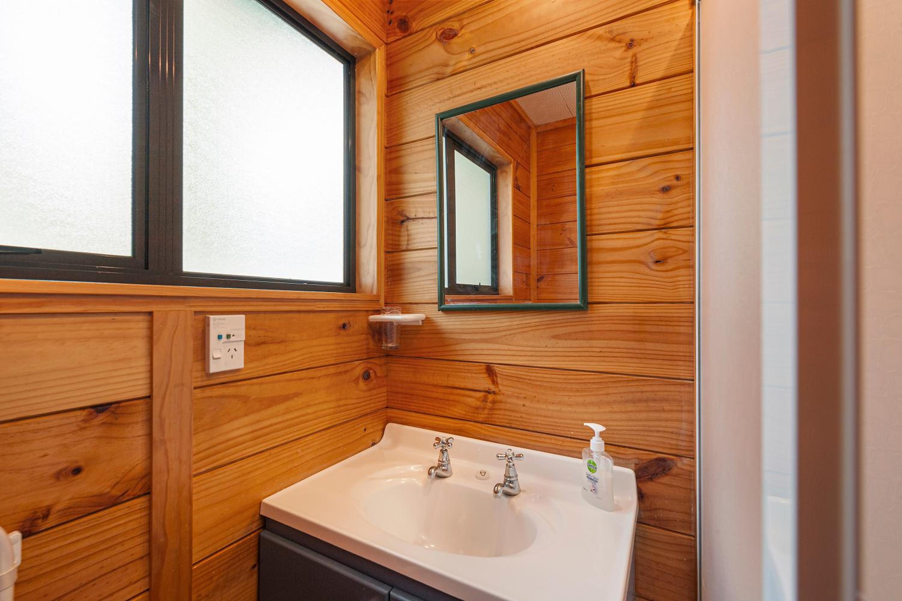 Puka Lodge Rear dwelling - Pukawa Bay Home