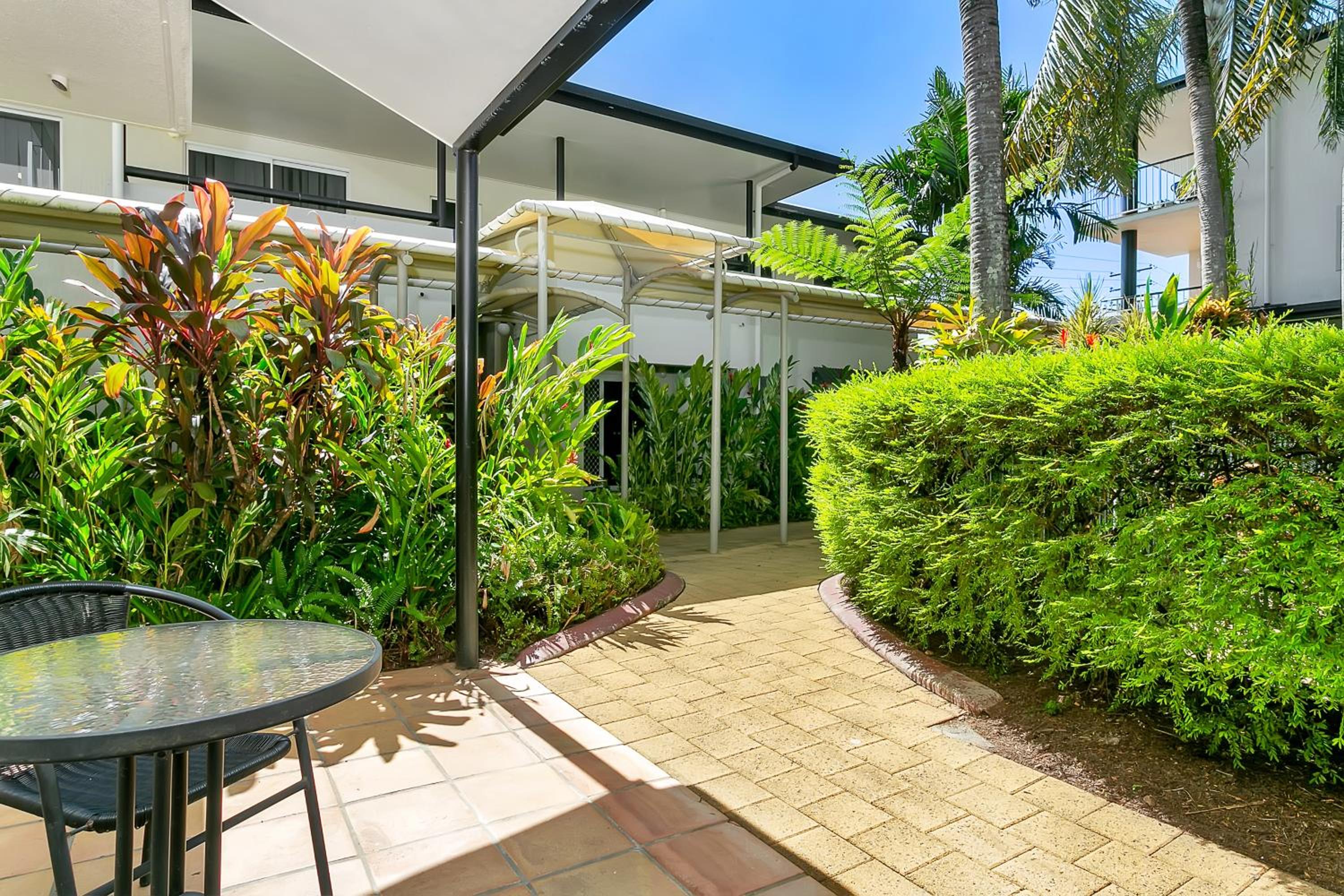 Cairns Reef Apartments & Motel