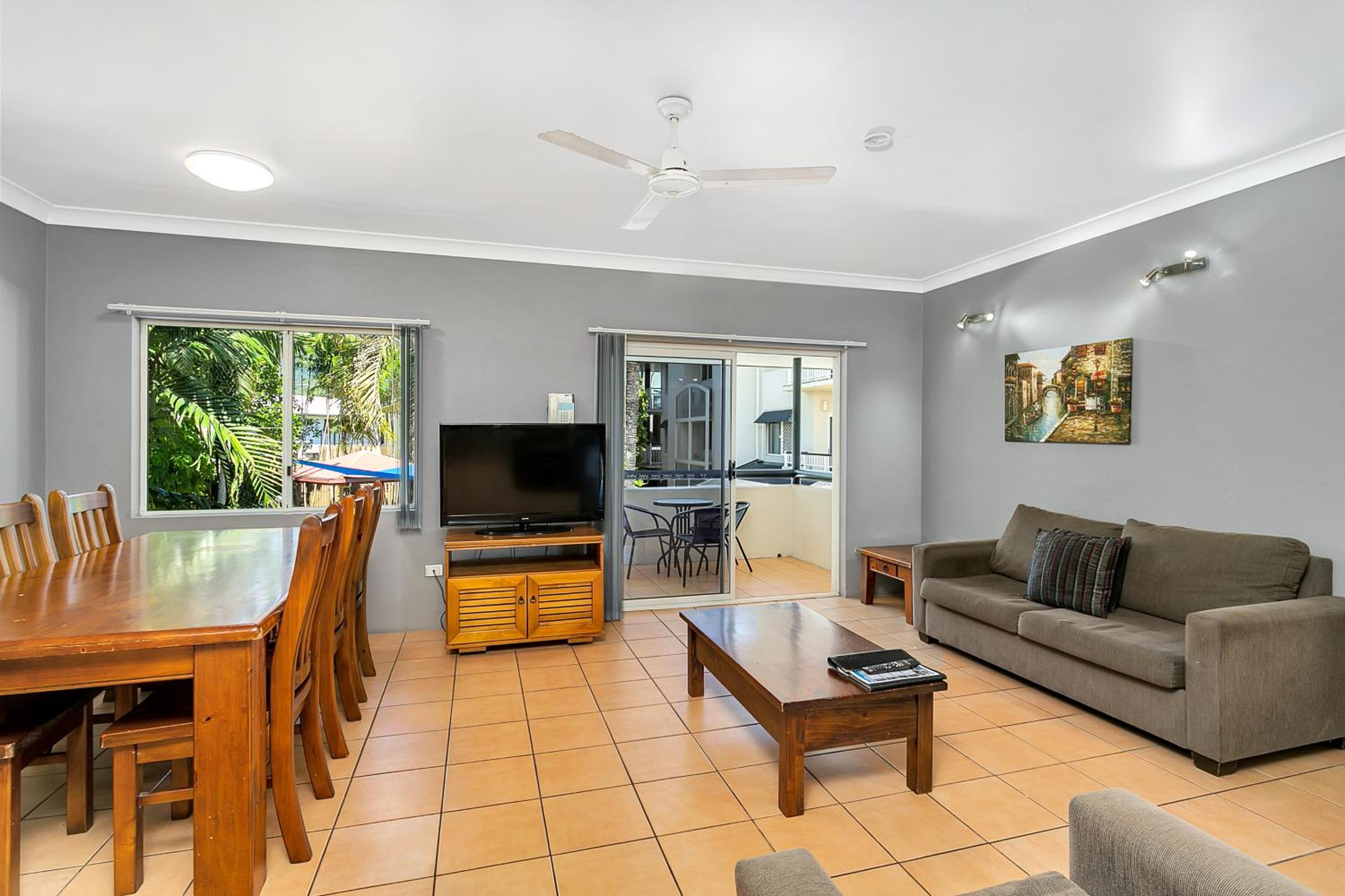 Cairns Reef Apartments & Motel