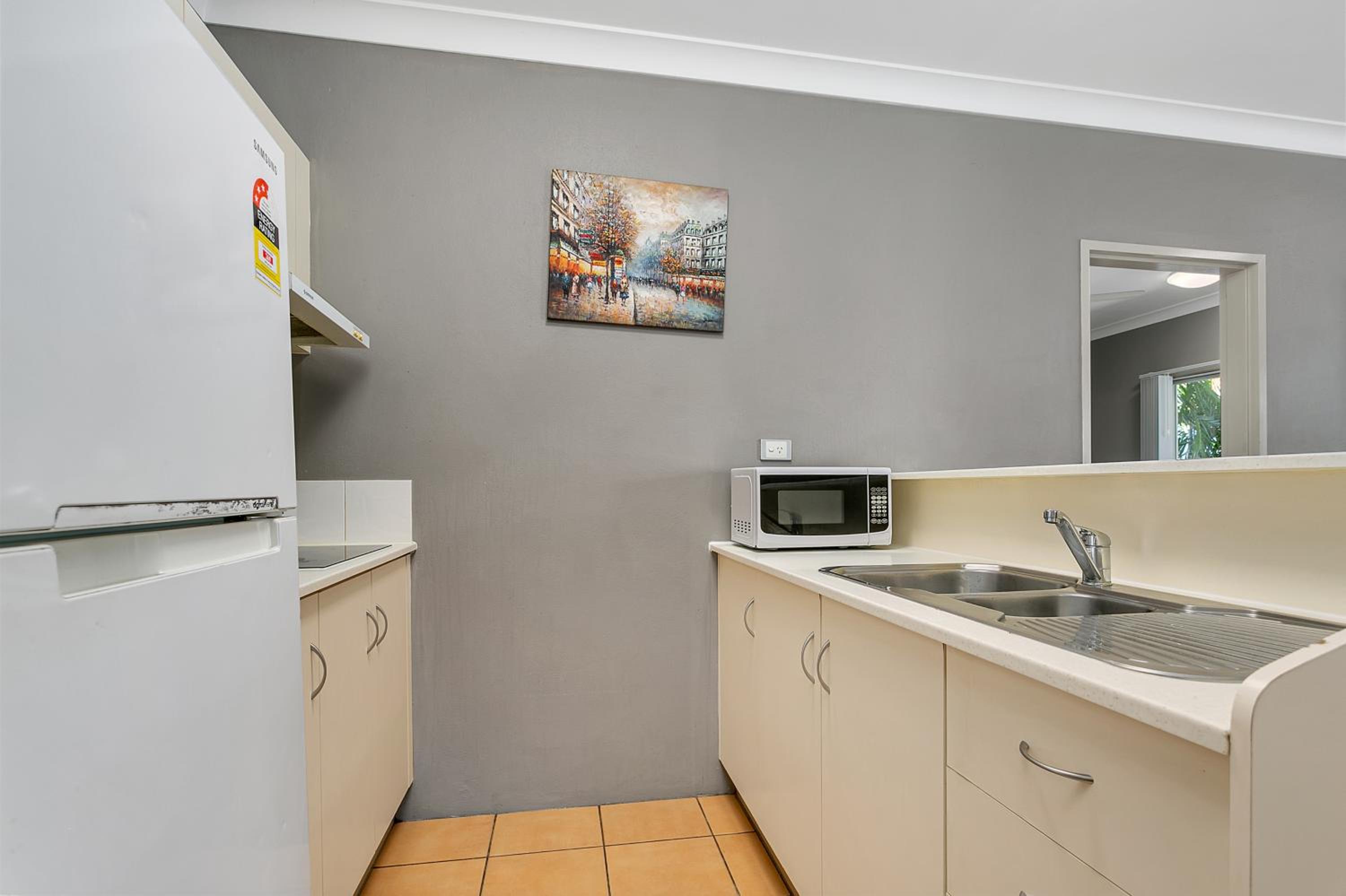 Cairns Reef Apartments & Motel